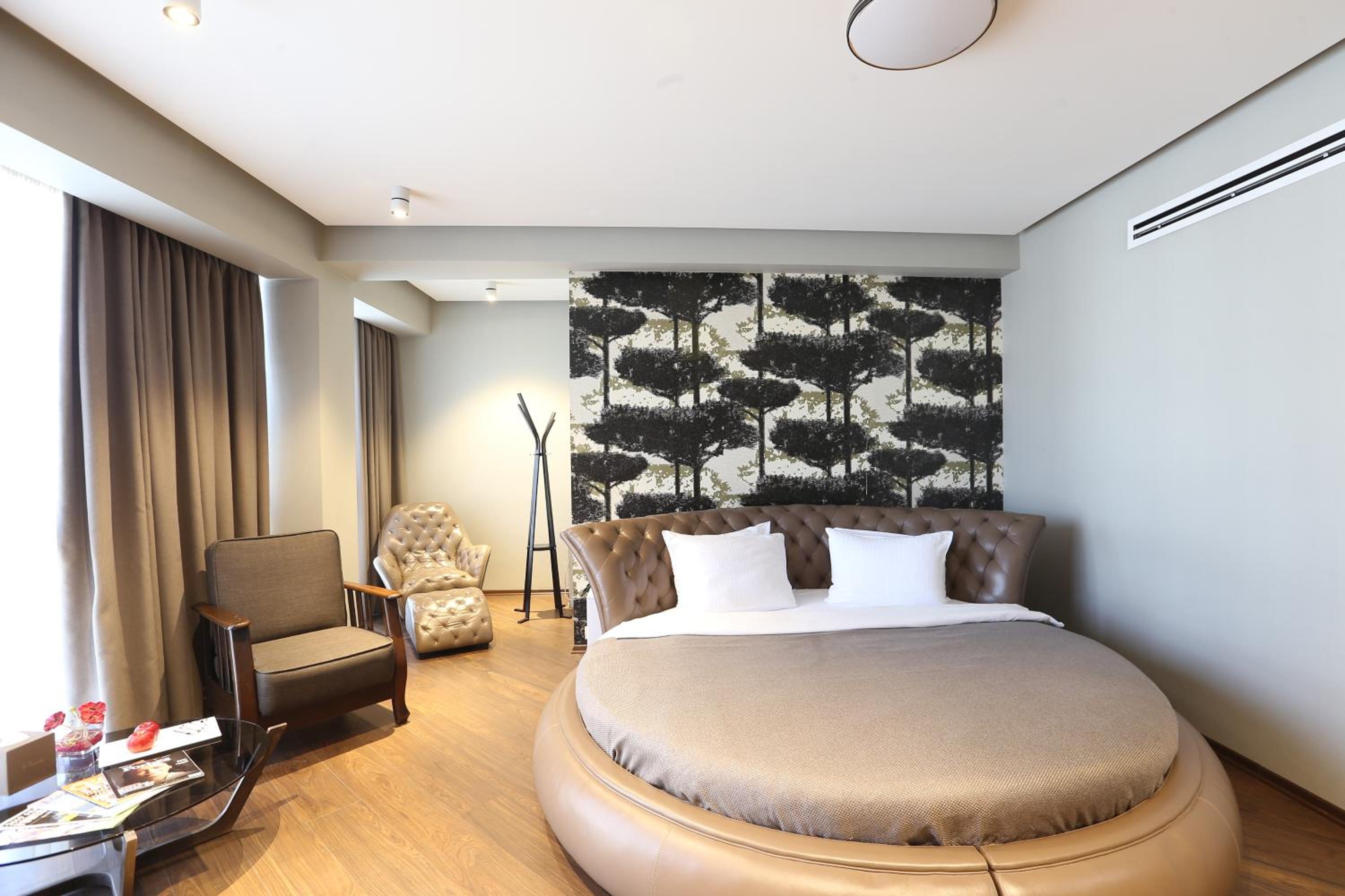 Double Room with Round Bed