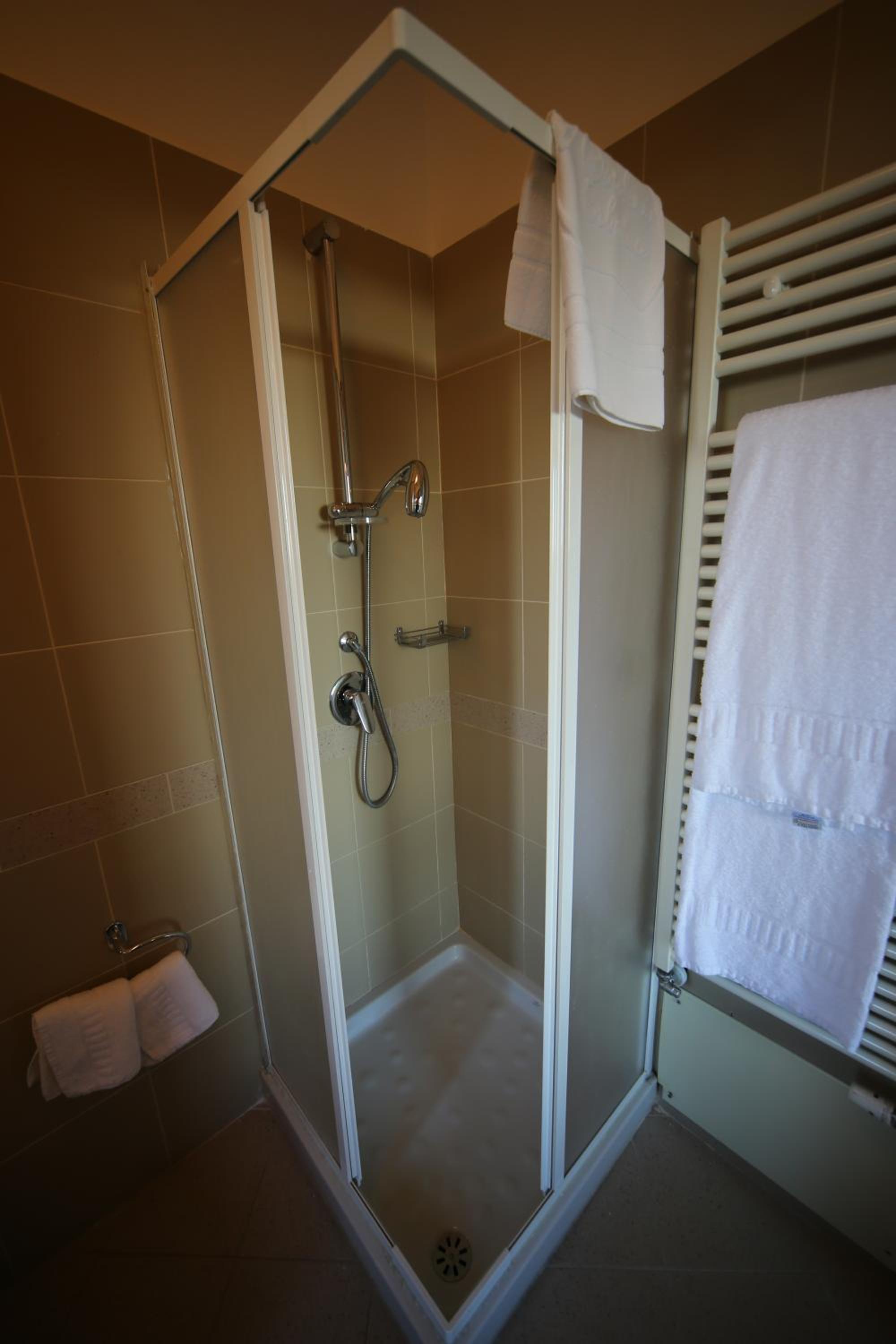 Standard Twin Room - Photo 4