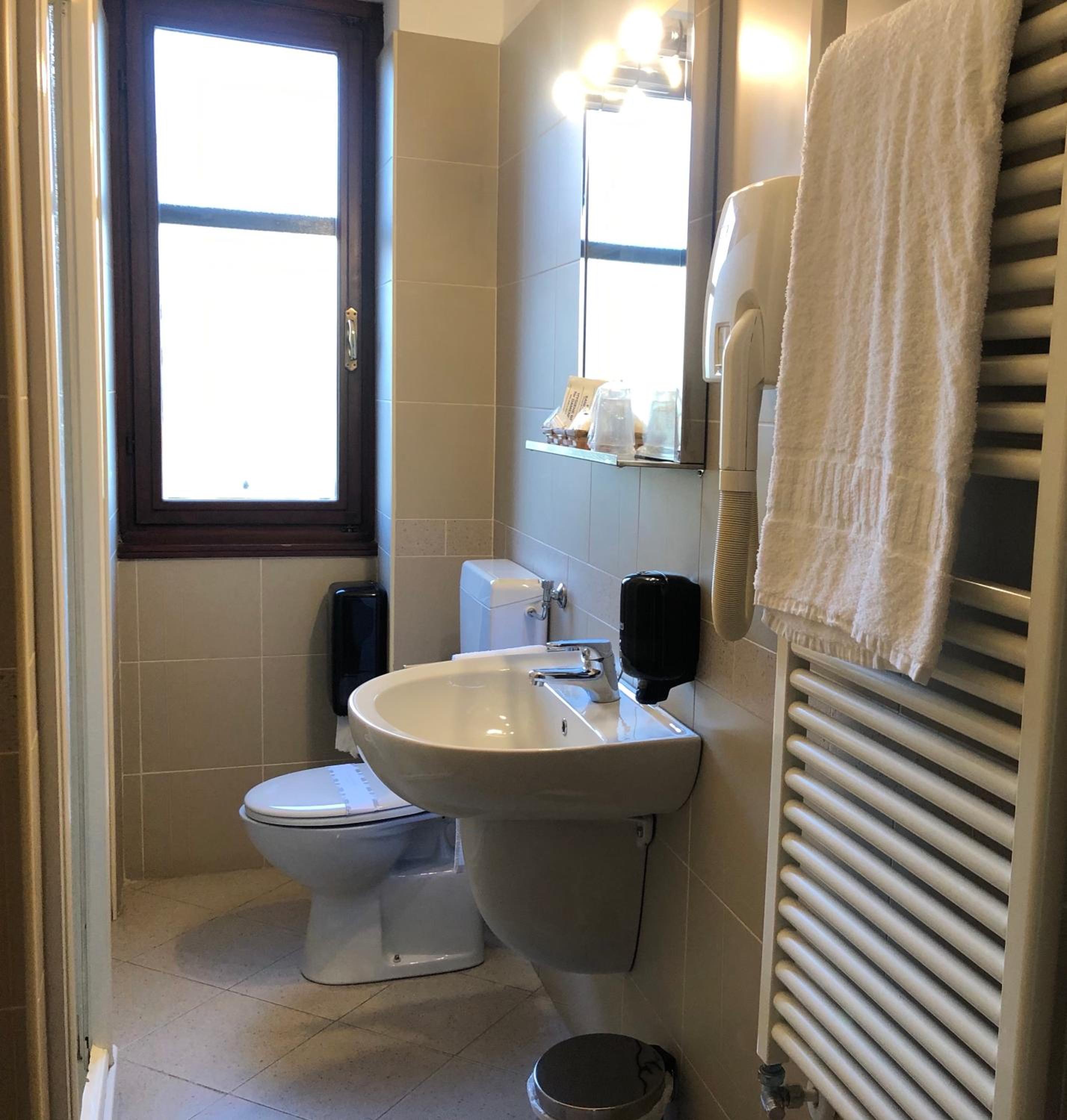 Standard Twin Room - Photo 5