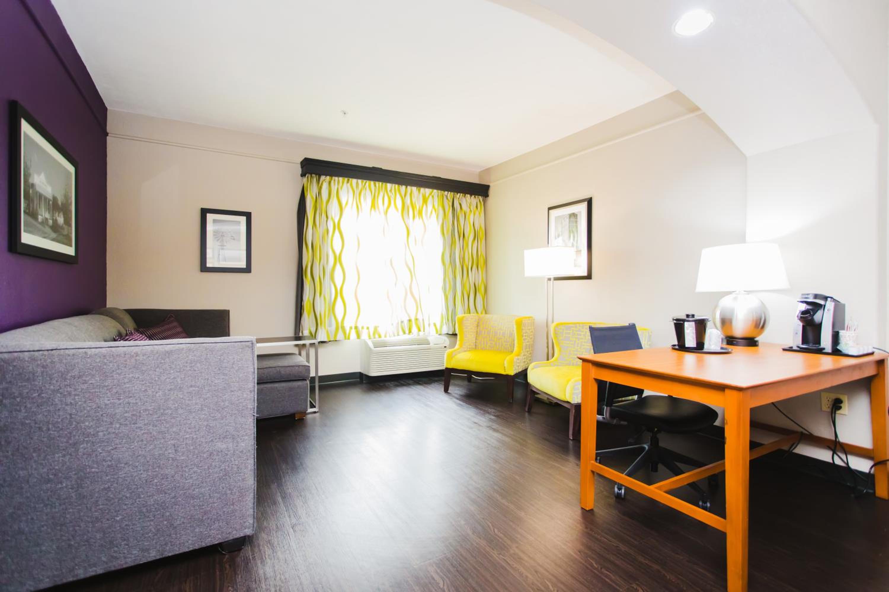 Executive King Suite - Photo 3