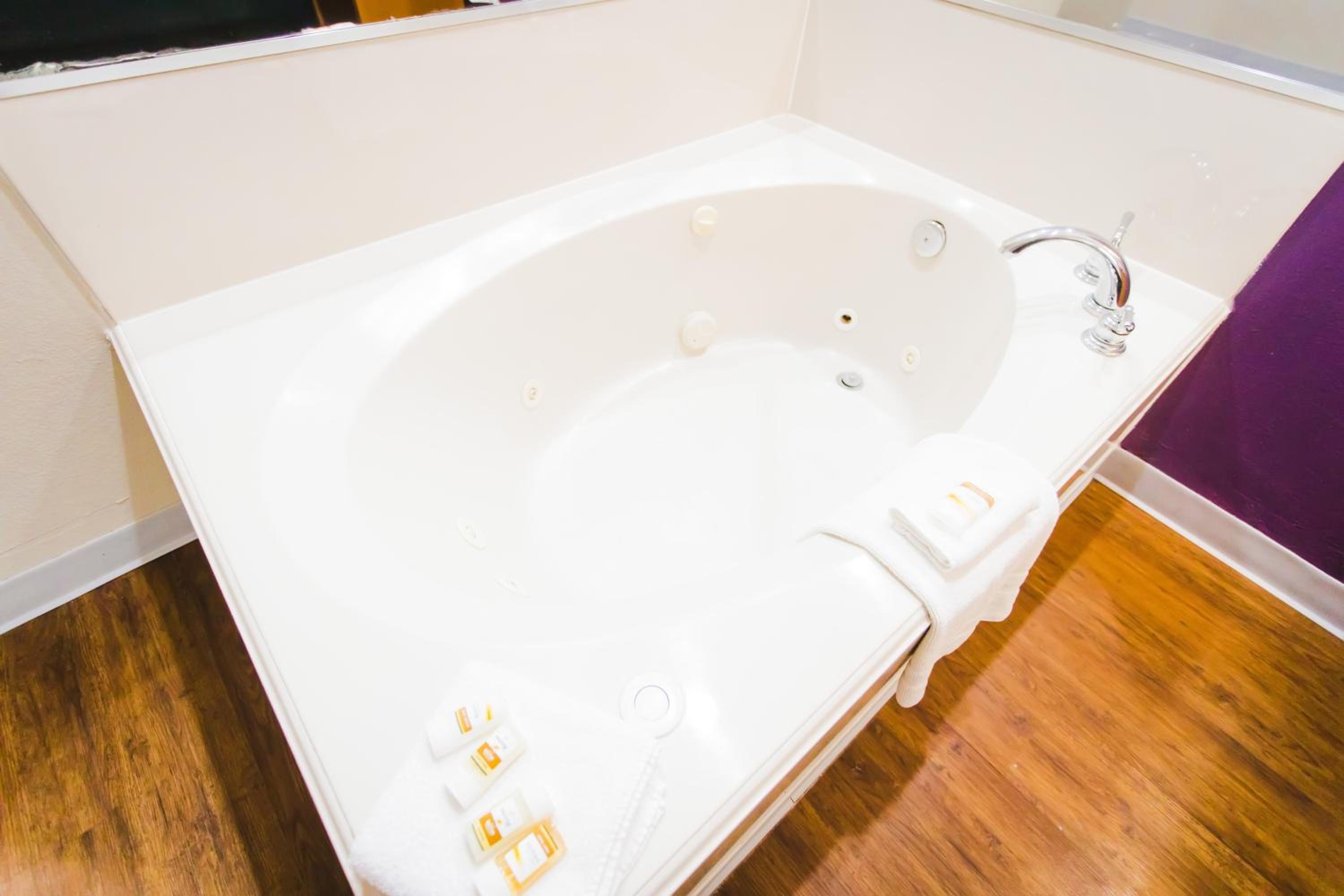 Standard King with Jacuzzi - Photo 3