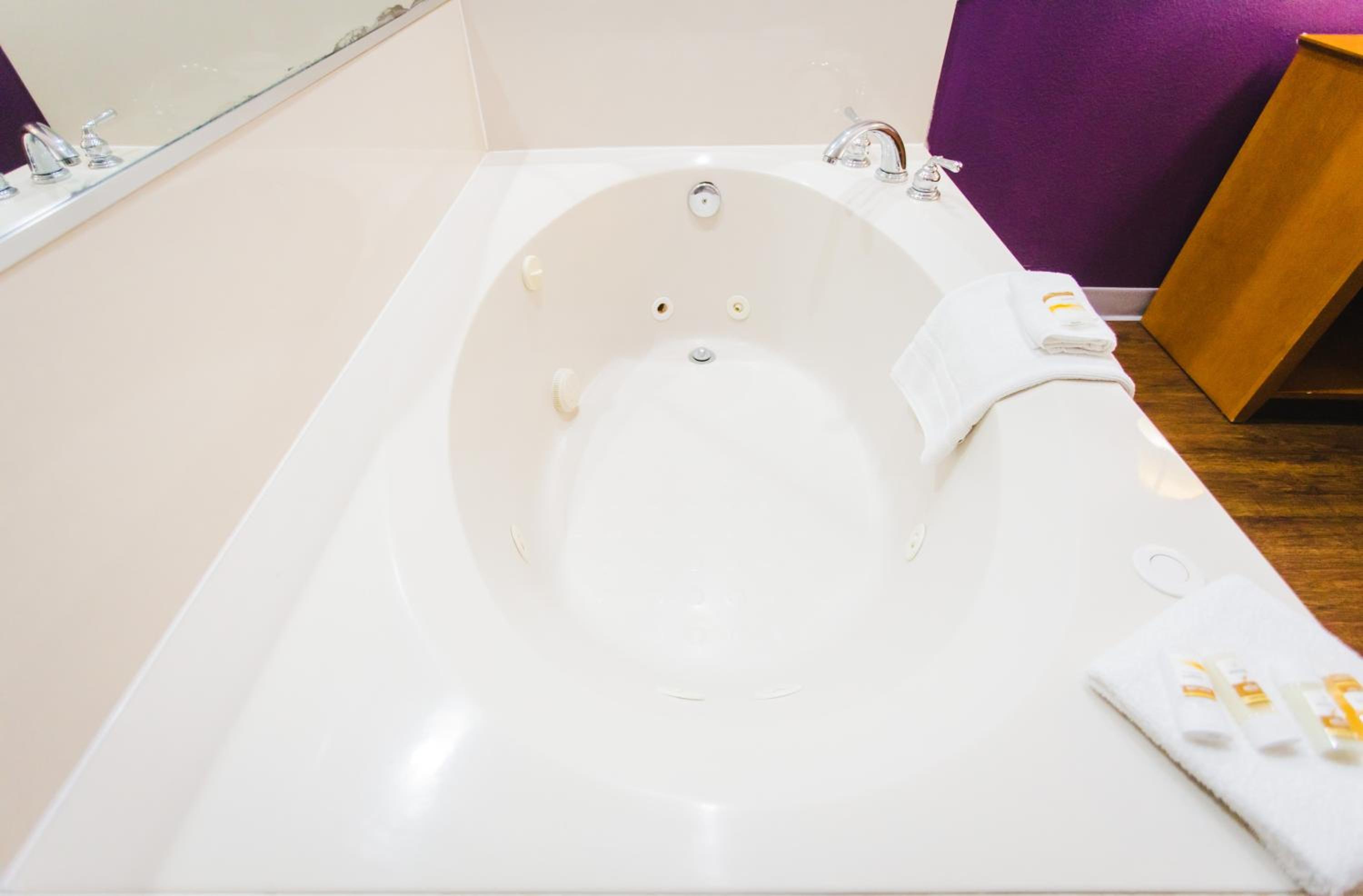 Standard King with Jacuzzi - Photo 5