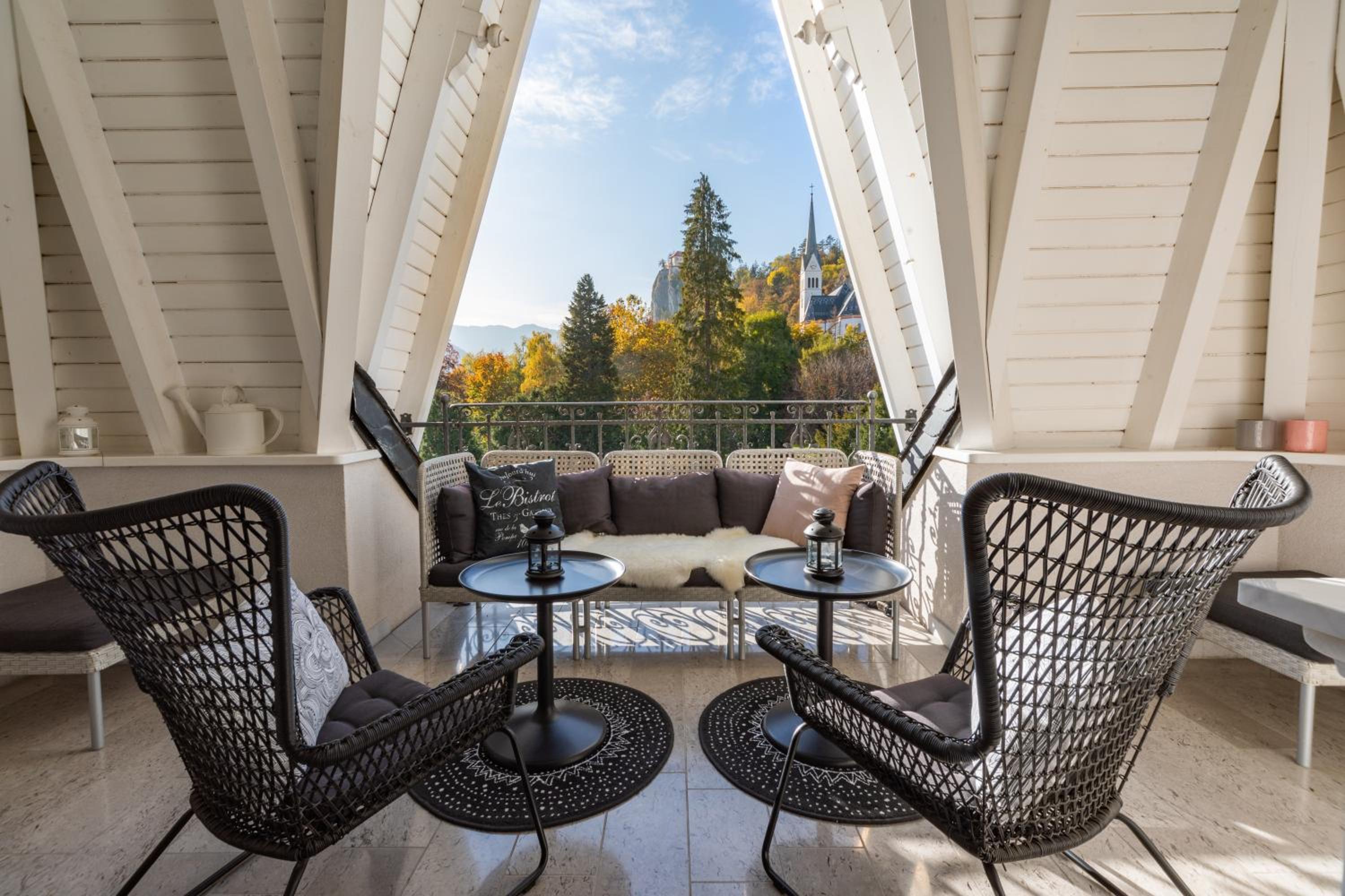 Apartment with Lake View - Photo 8