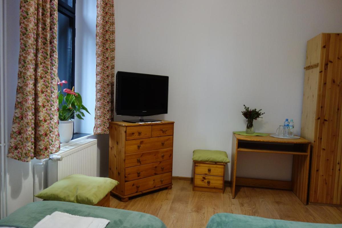 Standard Twin Room - Photo 11