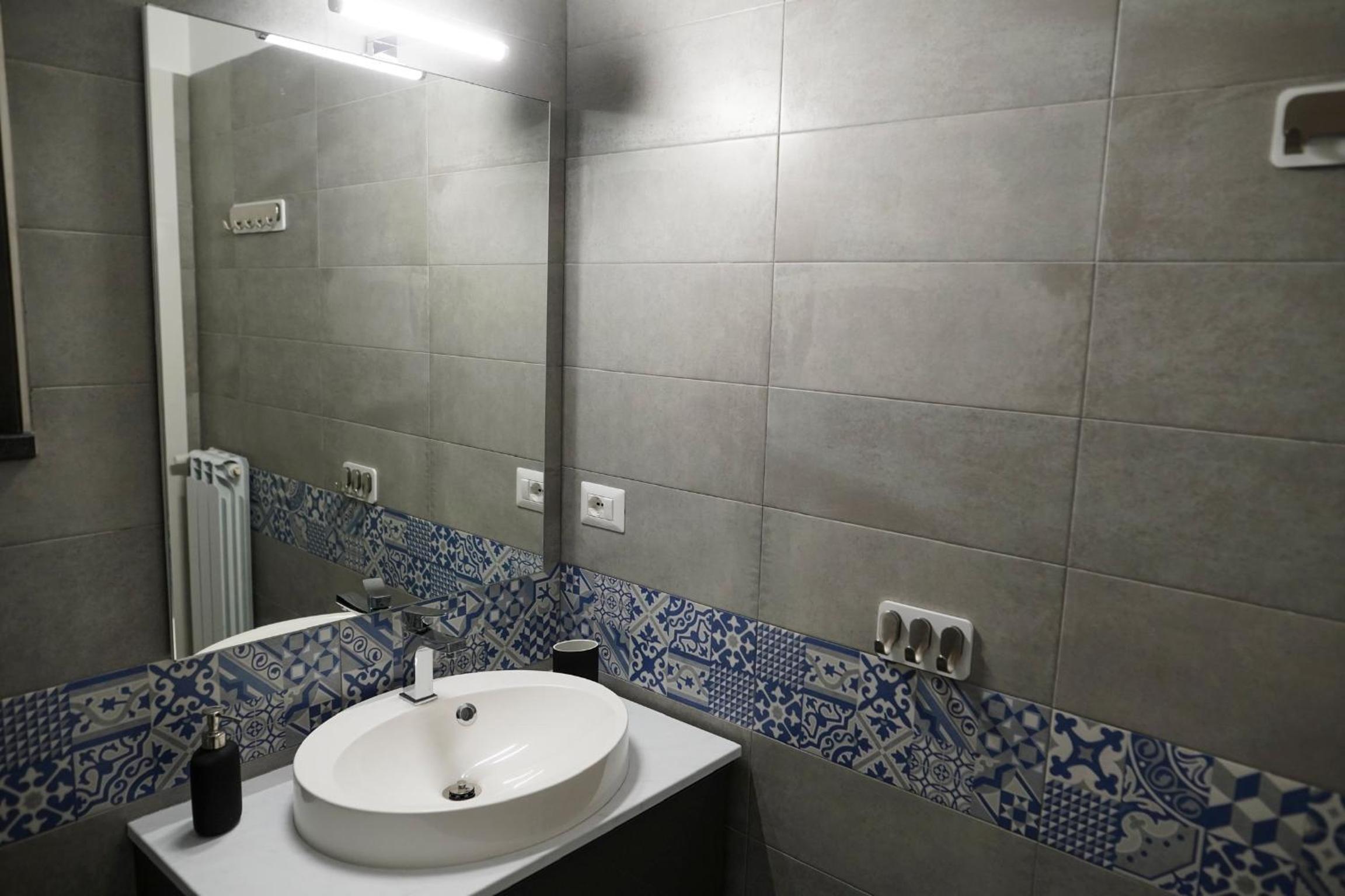 Quadruple Room with Private Bathroom - Photo 7