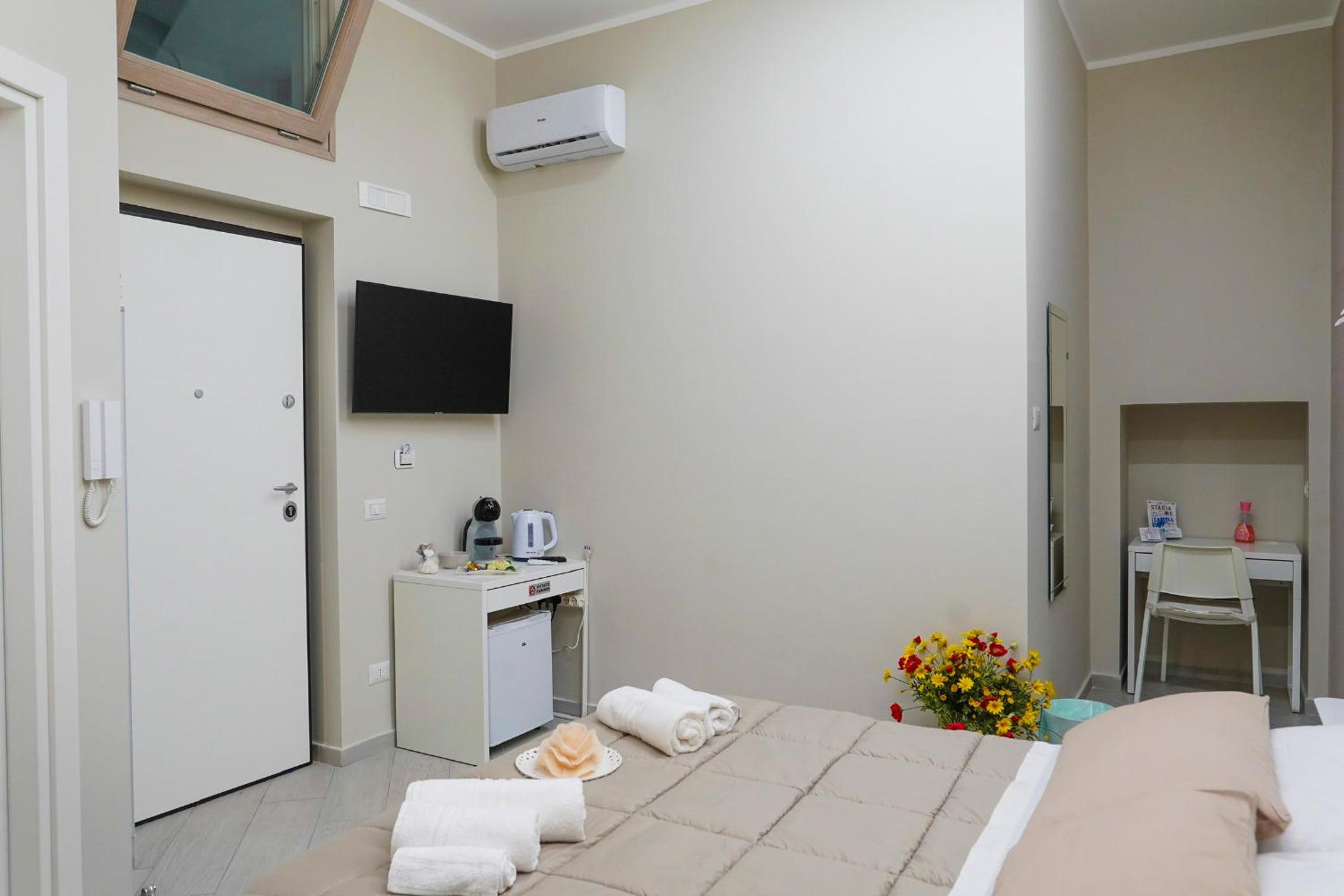 Double or Twin Room with Private Bathroom - Photo 5