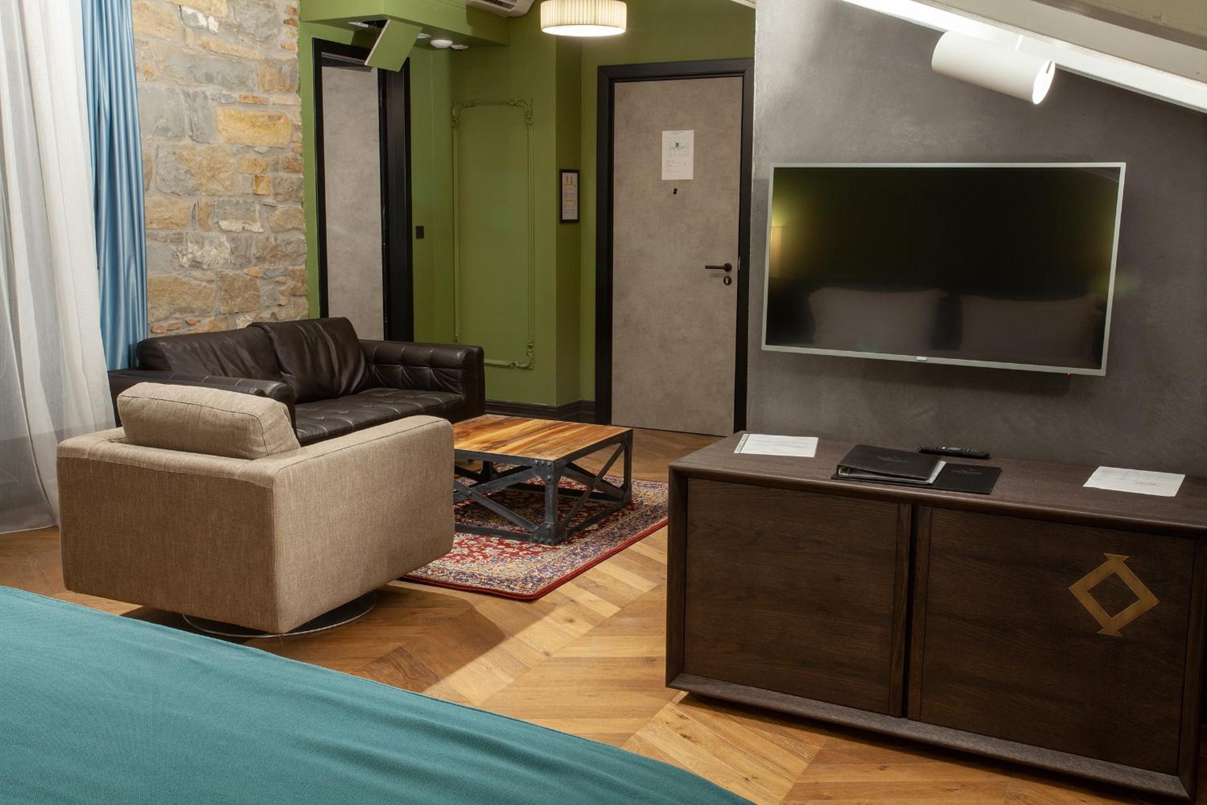 Executive Suite - Photo 2
