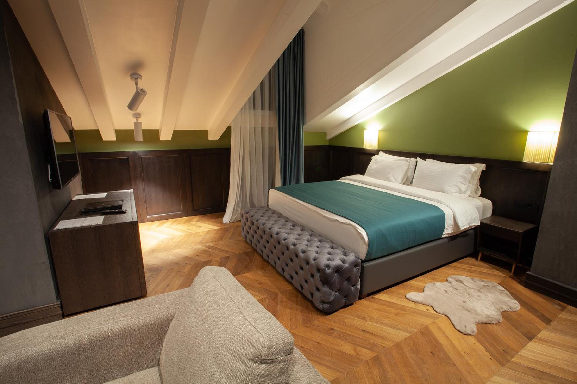 Executive Suite - Photo 5