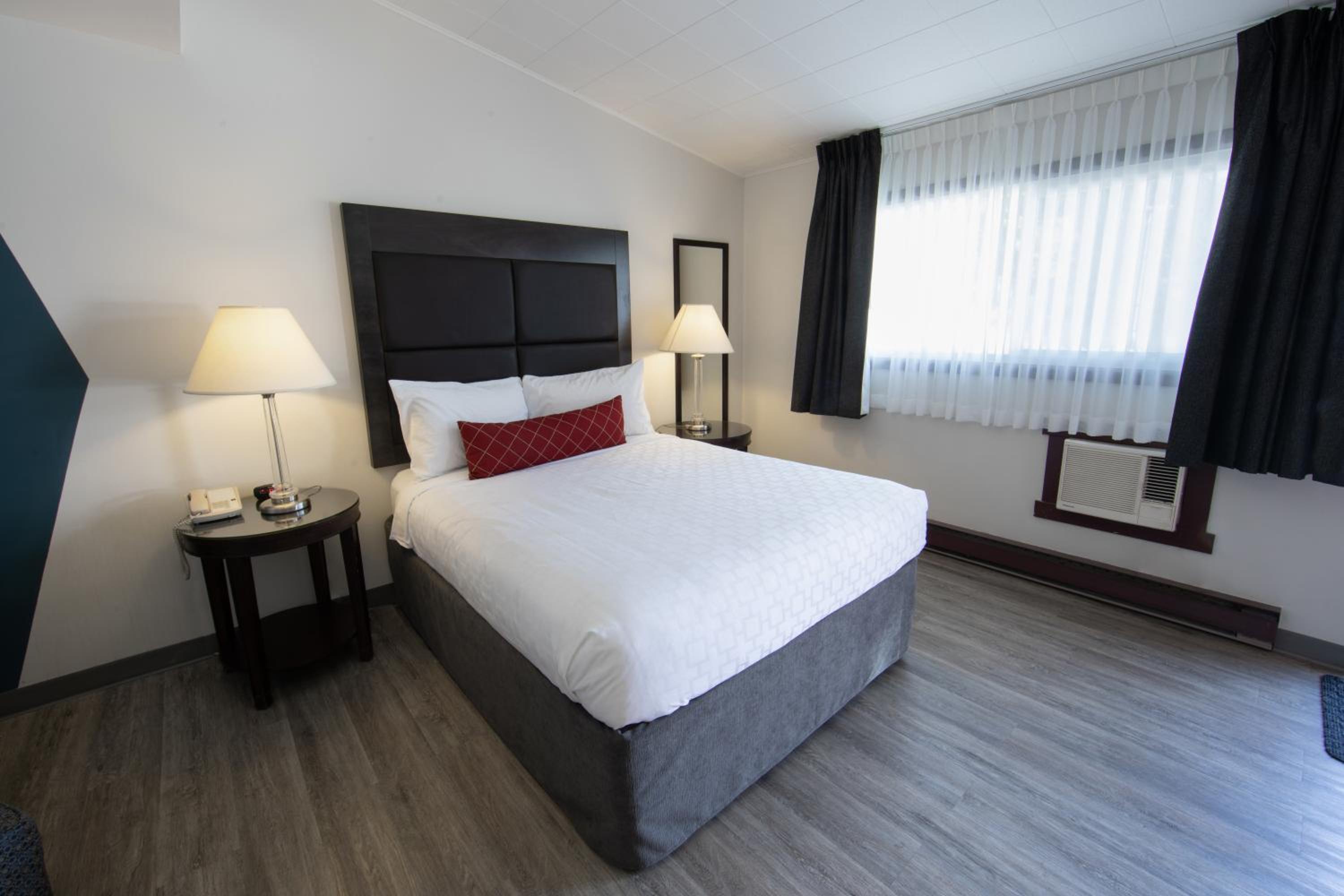 Small Queen Room with Shower Only - No Pets Allowed/Ground Floor/Non-Smoking - Photo 5