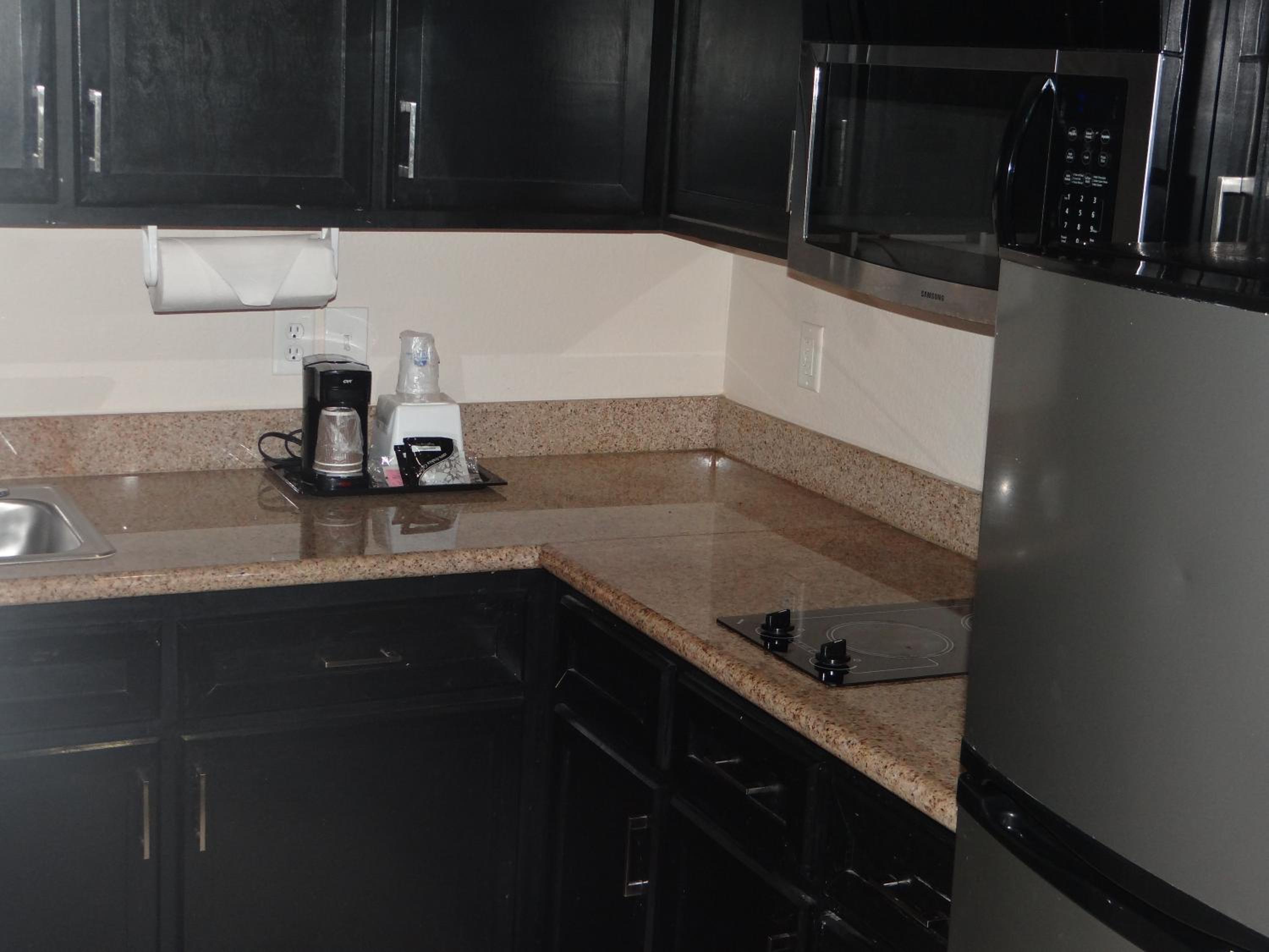 King Suite Kitchenette- Non-Smoking - Photo 2