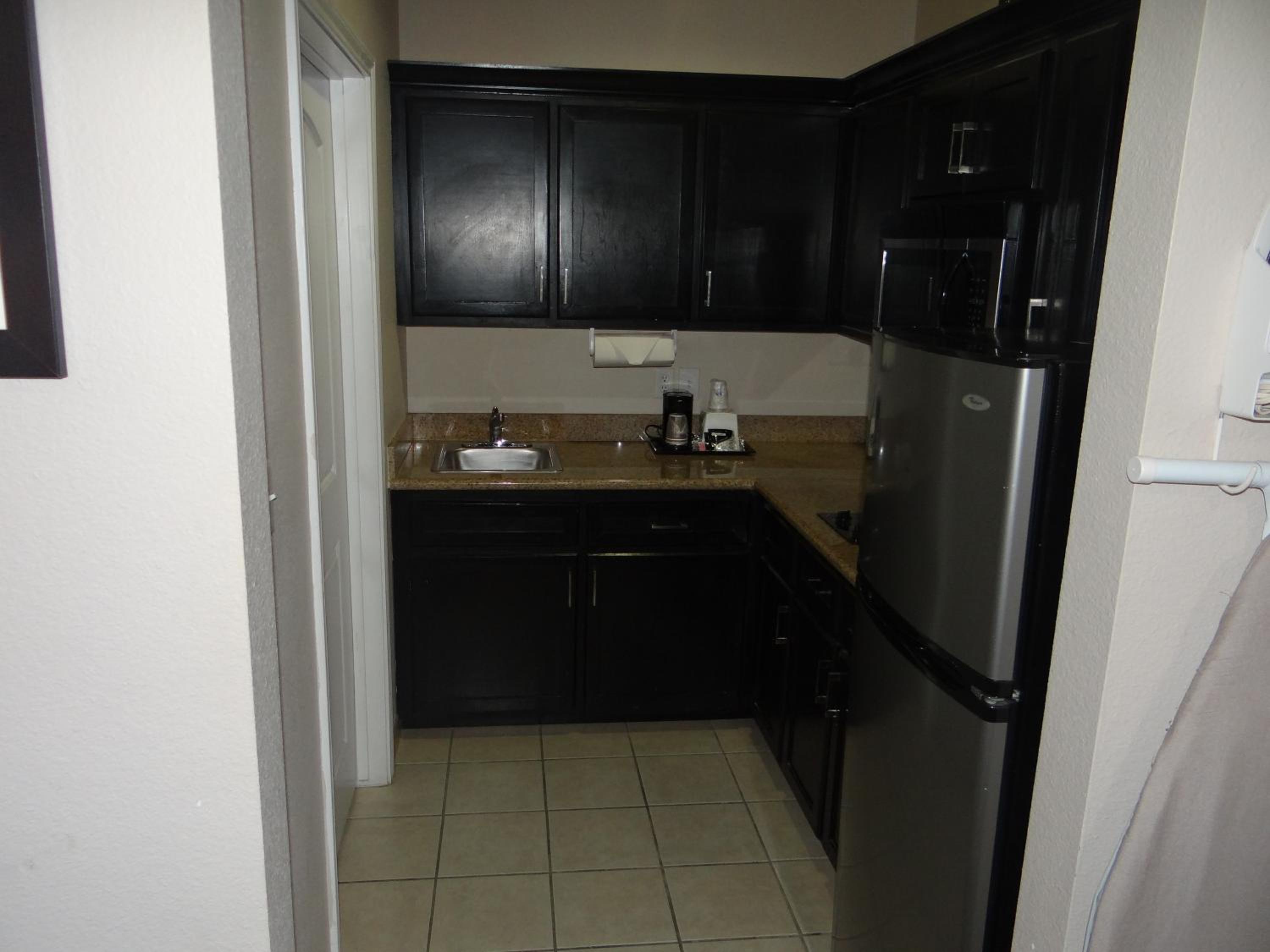King Suite Kitchenette- Non-Smoking - Photo 3