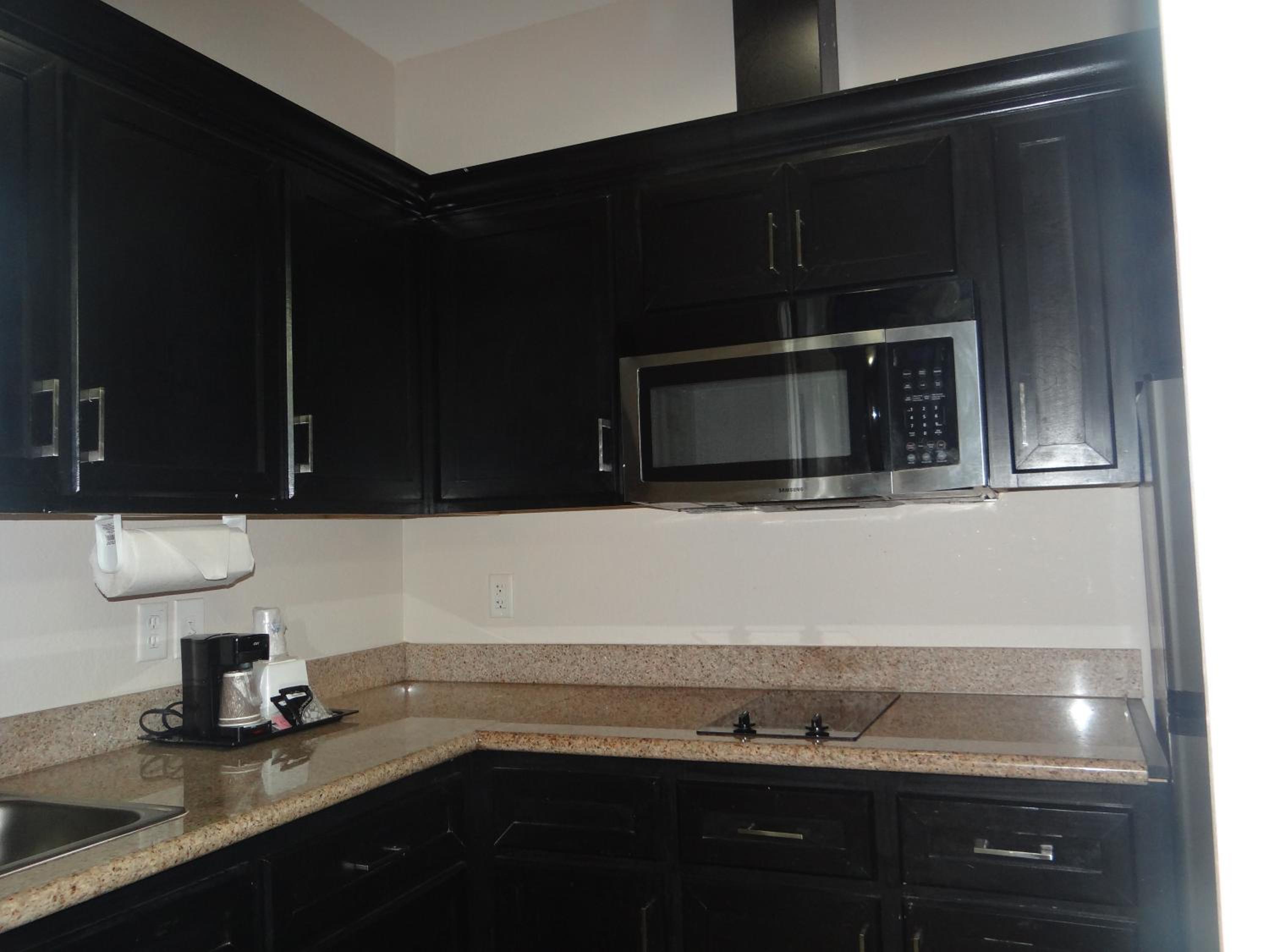 King Suite Kitchenette- Non-Smoking - Photo 4
