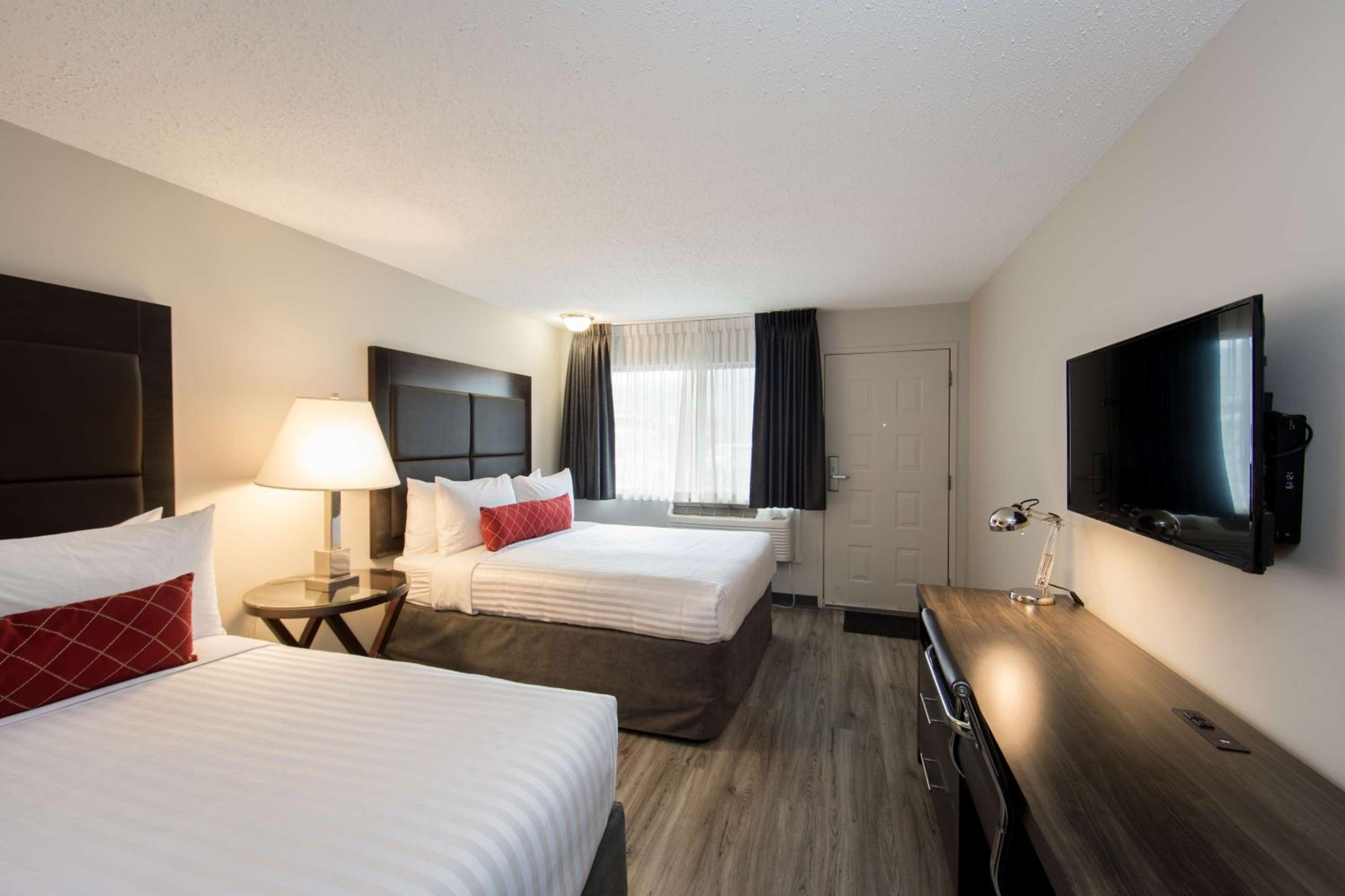 Queen Room with Two Queen Beds and Kitchenette - Pet Friendly/Ground Floor/Non-Smoking - Photo 3
