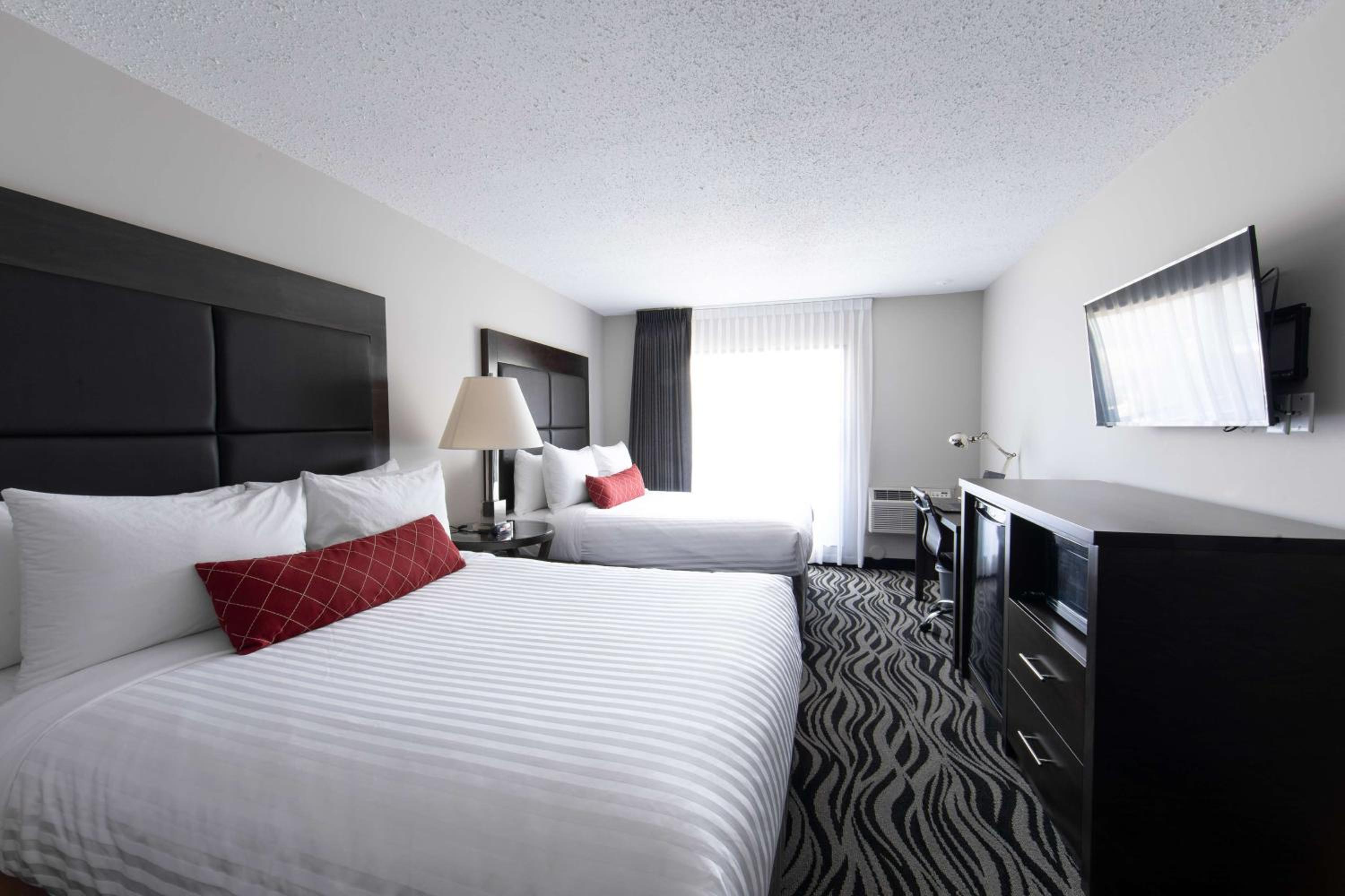 Queen Room with Two Queen Beds and Work Desk - Second Floor/No Pets Allowed/Non-Smoking - Photo 4