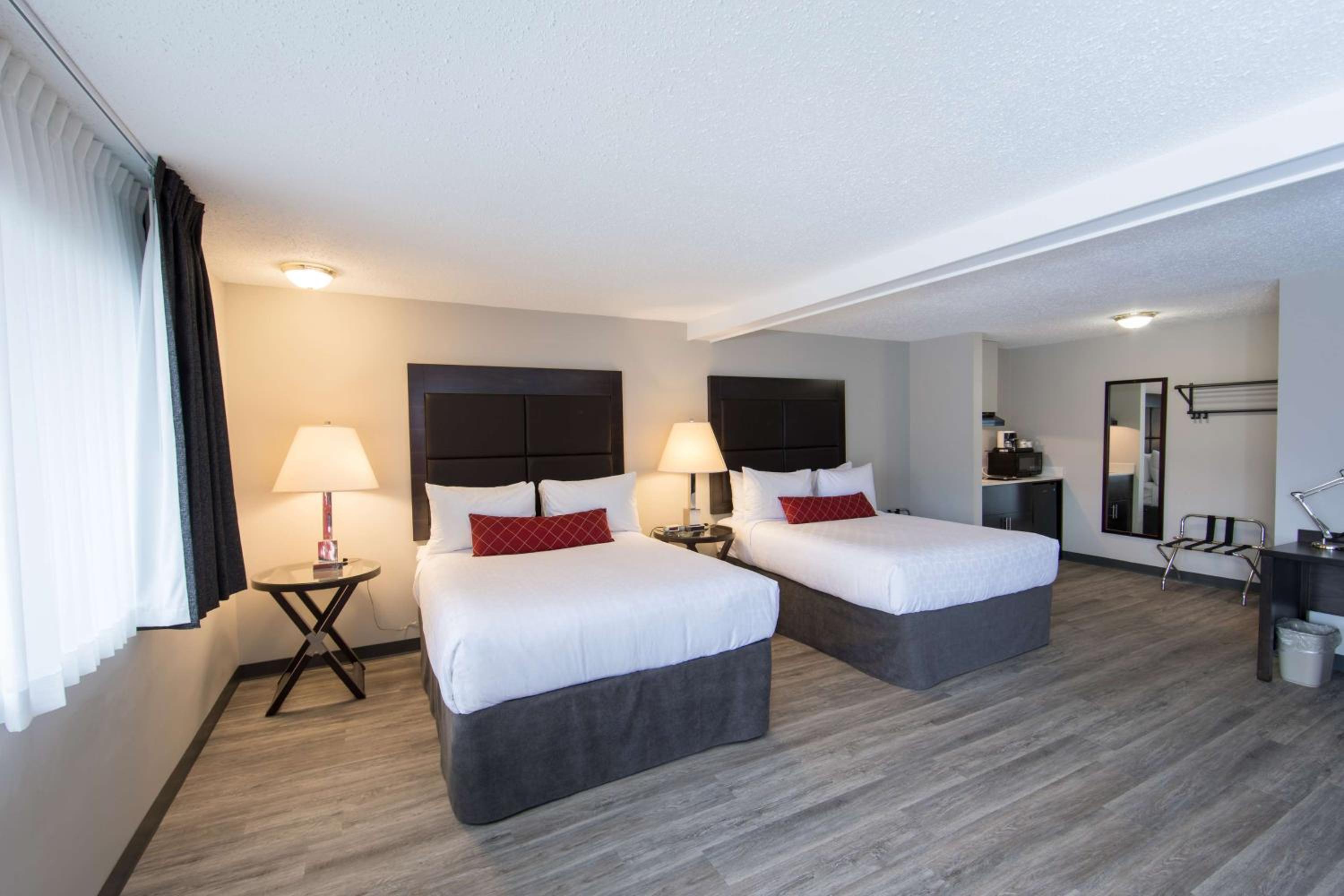 Queen Suite with Two Queen Beds and Kitchenette - Photo 4