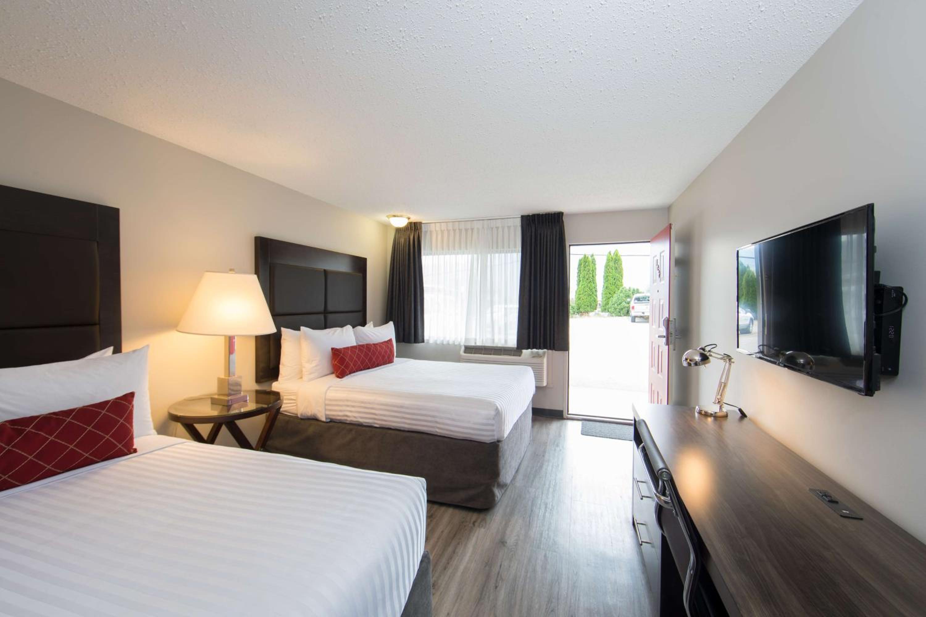 Queen Room with Two Queen Beds and Kitchenette - Pet Friendly/Ground Floor/Non-Smoking - Photo 4
