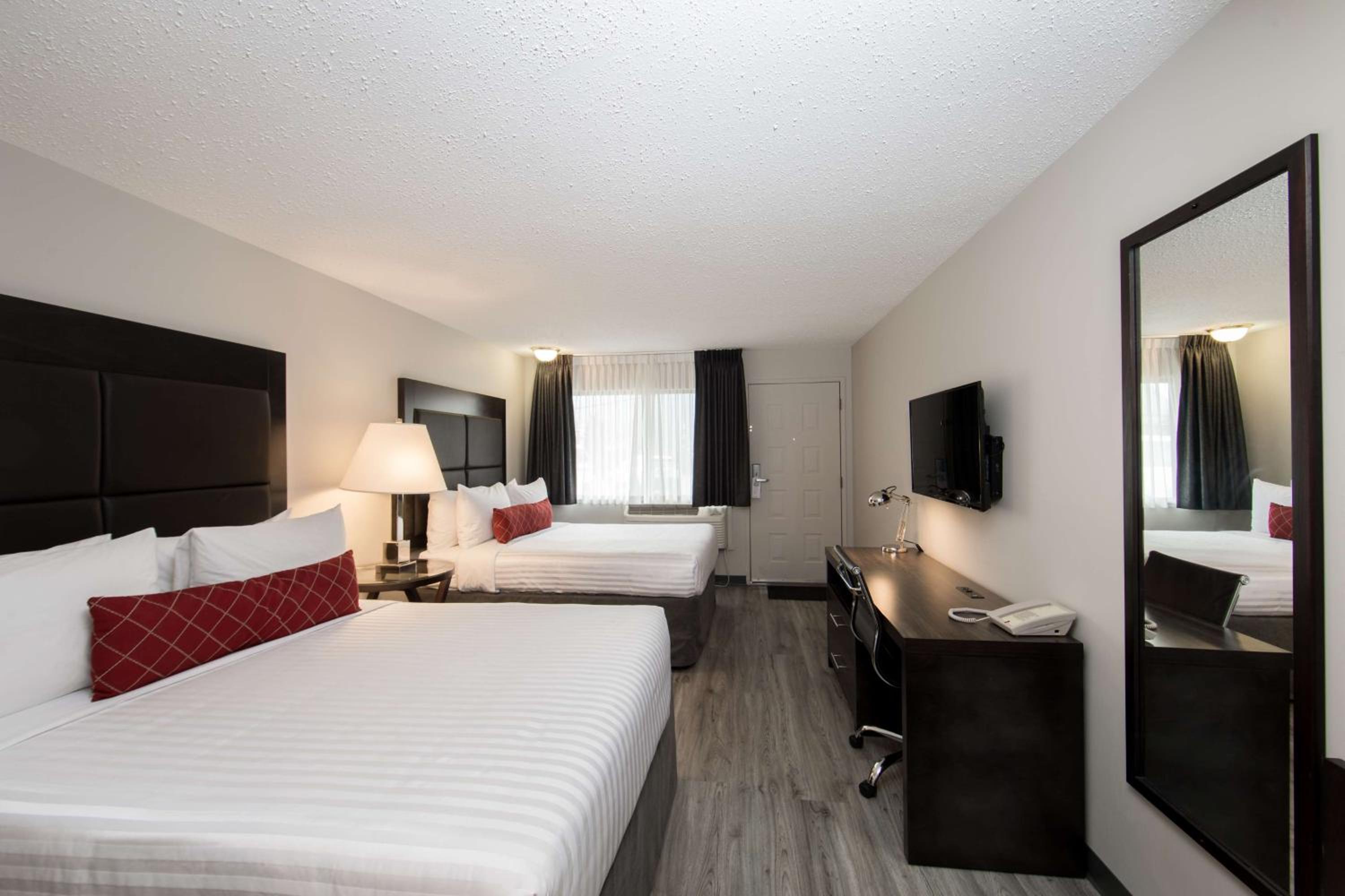 Queen Room with Two Queen Beds and Kitchenette - Pet Friendly/Ground Floor/Non-Smoking - Photo 2