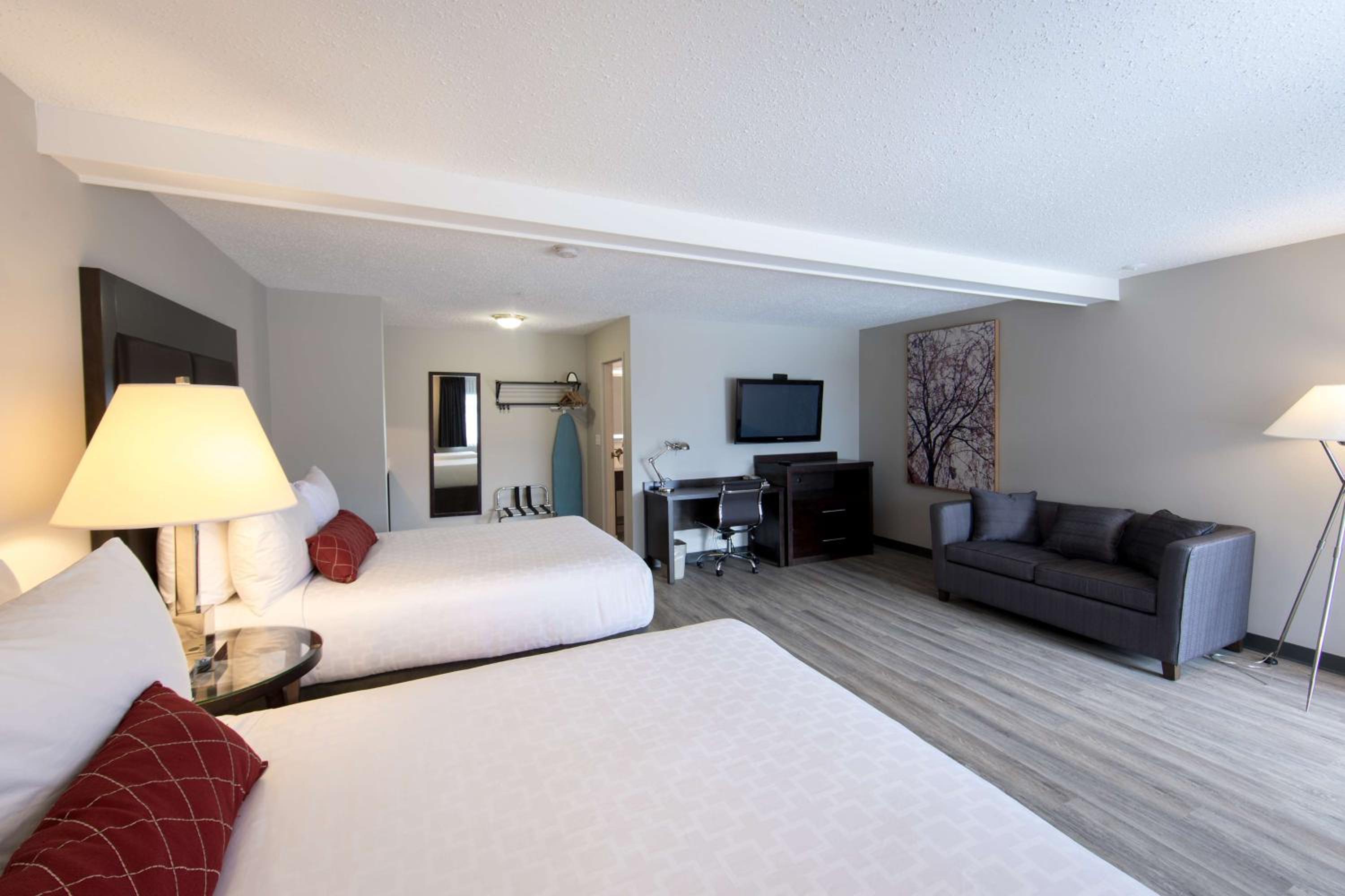 Queen Suite with Two Queen Beds and Kitchenette - Photo 5