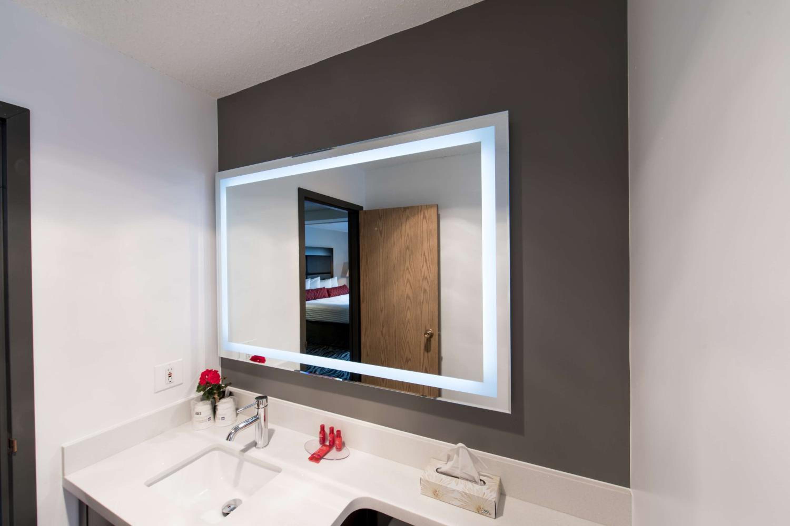 Queen Suite with Two Queen Beds and Kitchenette - Photo 3