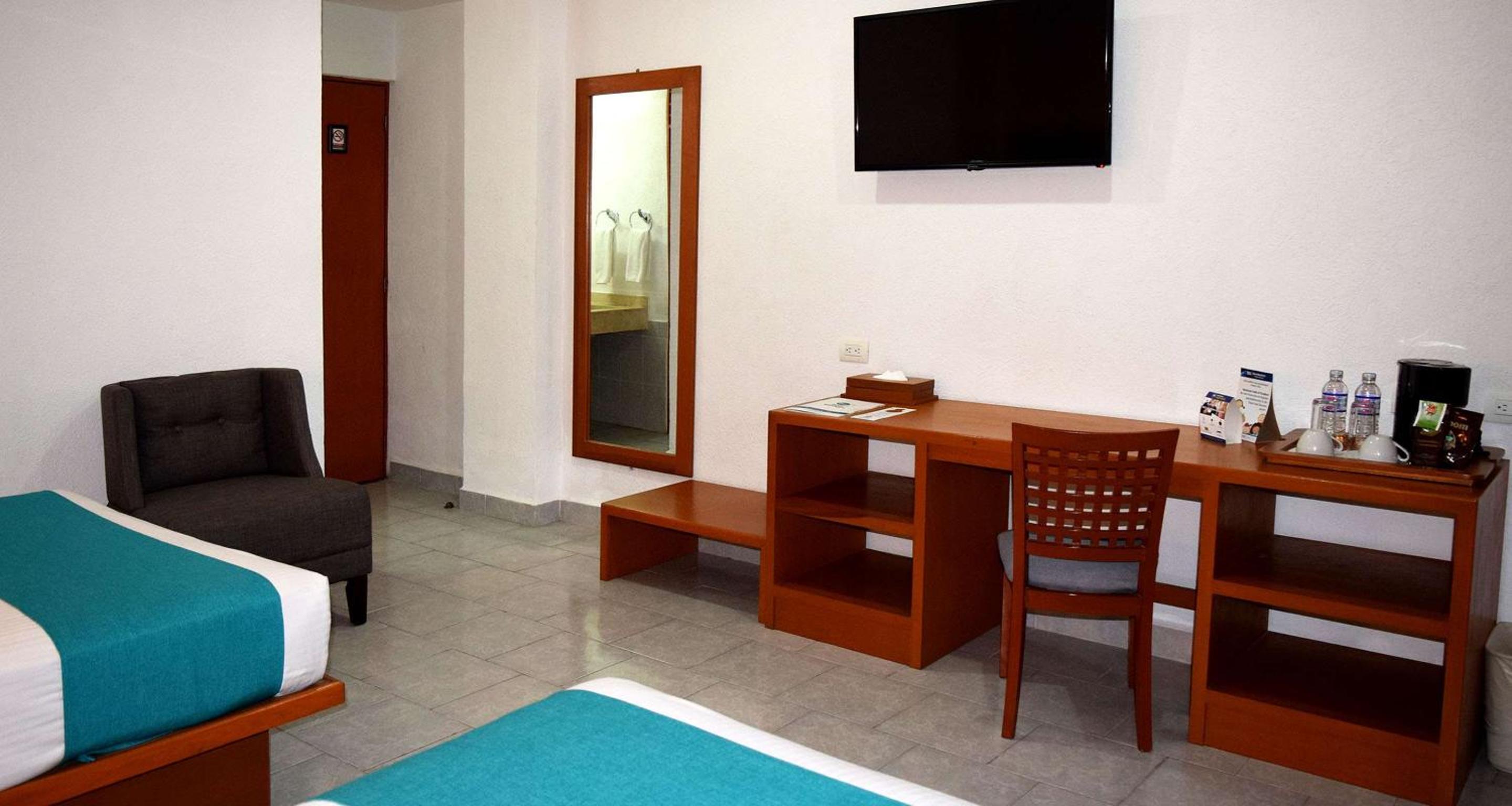 Double Room with Two Double Beds - Non-Smoking - Photo 3