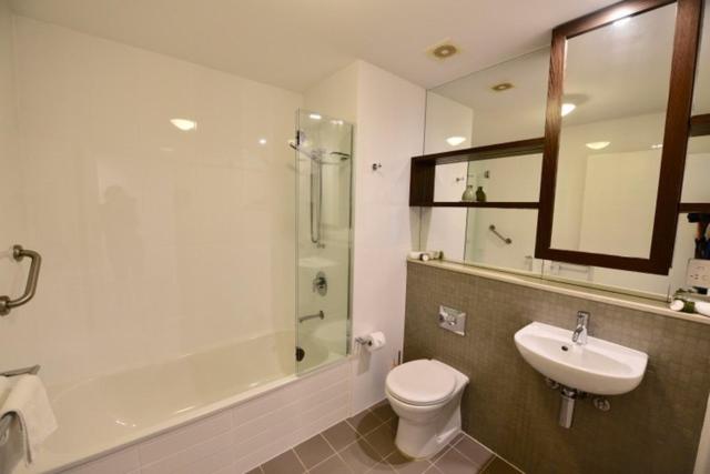 Three-Bedroom Belongil Penthouse - Photo 14