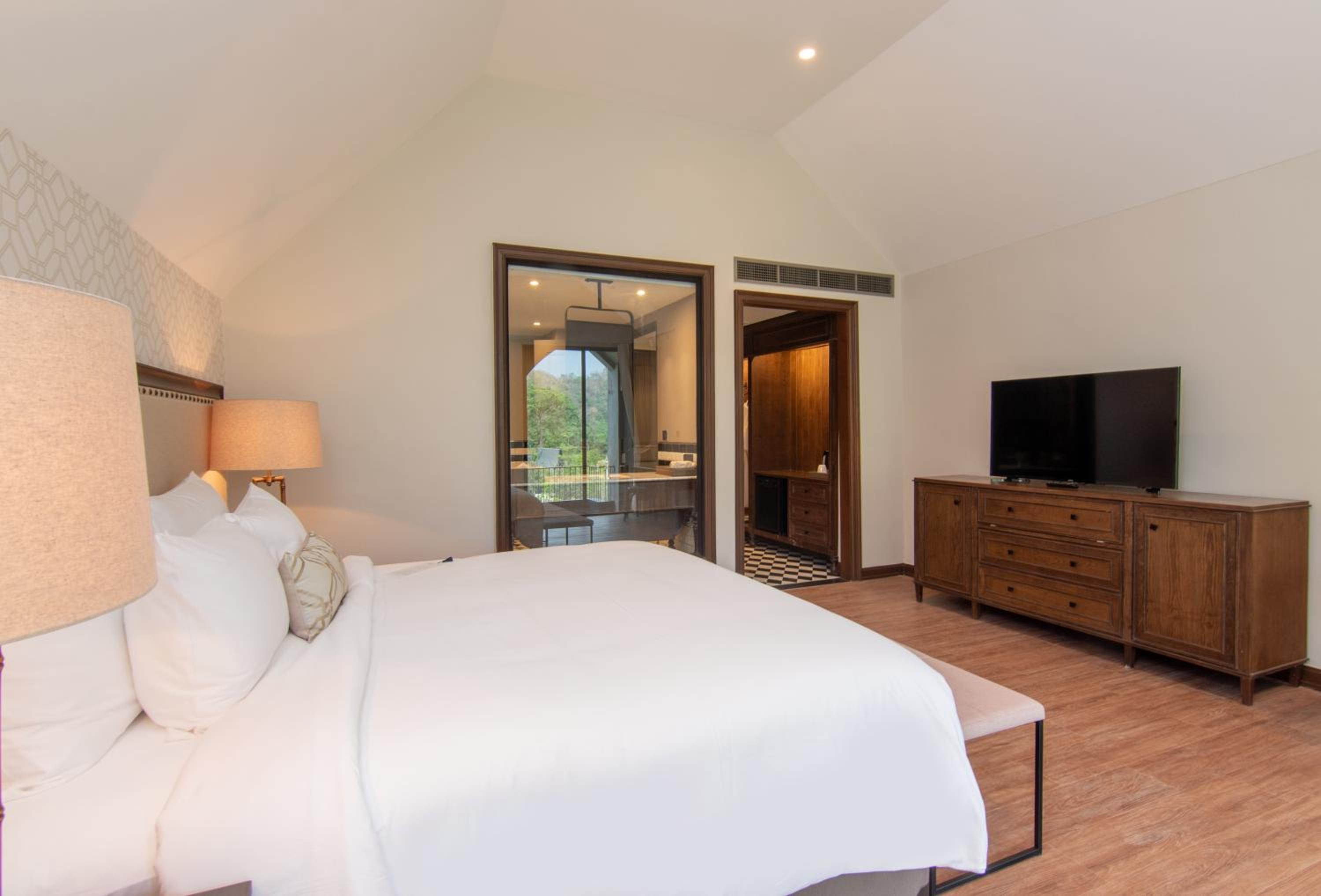 Deluxe King Room - Photo 1