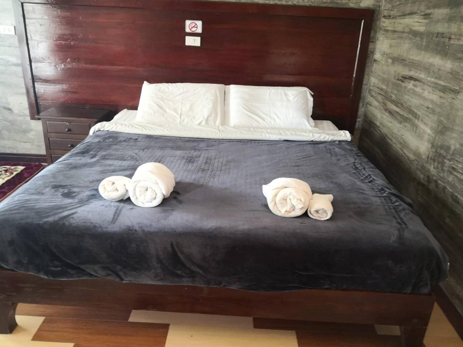 Deluxe King Room - Photo 2