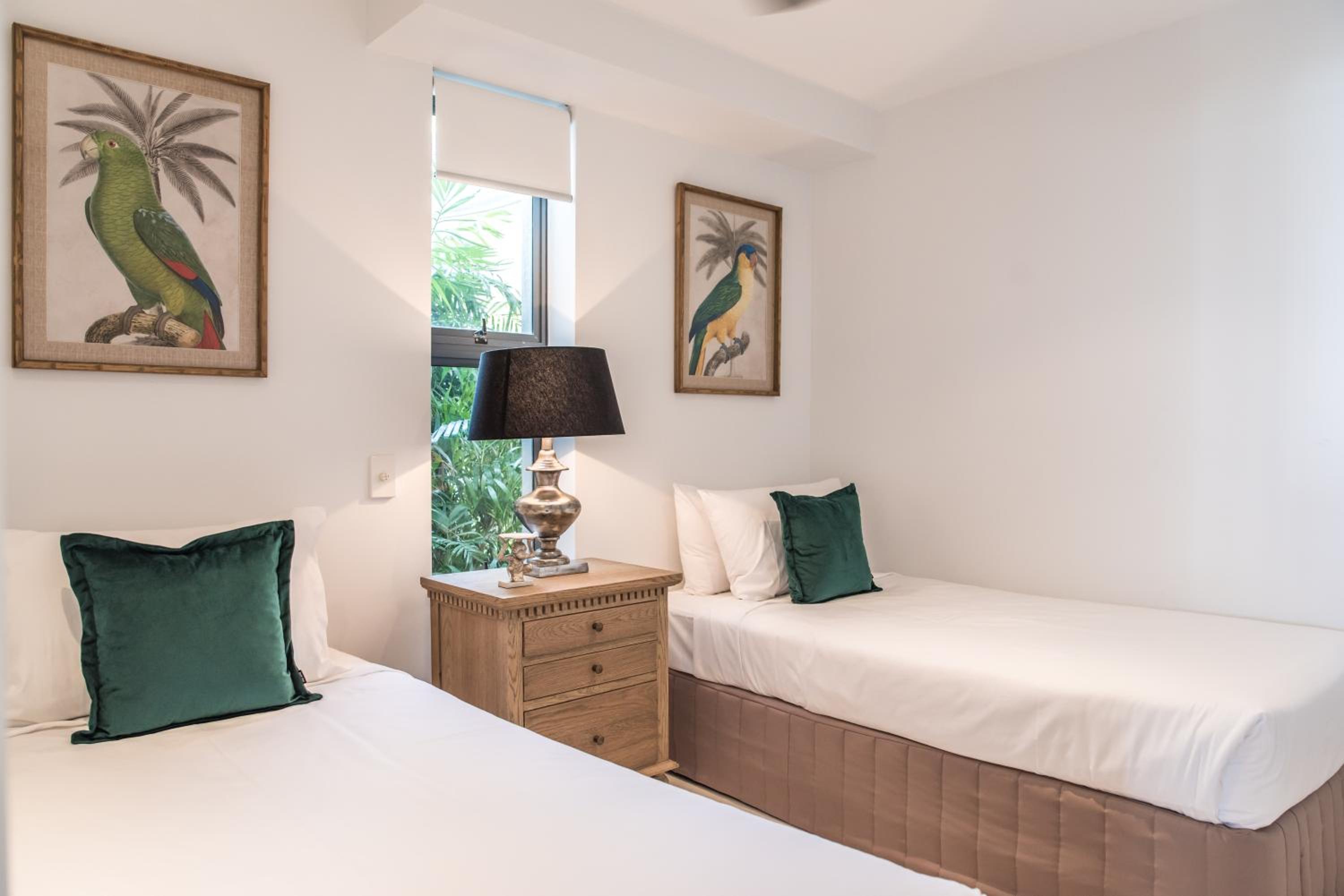 Deluxe Three-Bedroom Townhouse - Waterfront