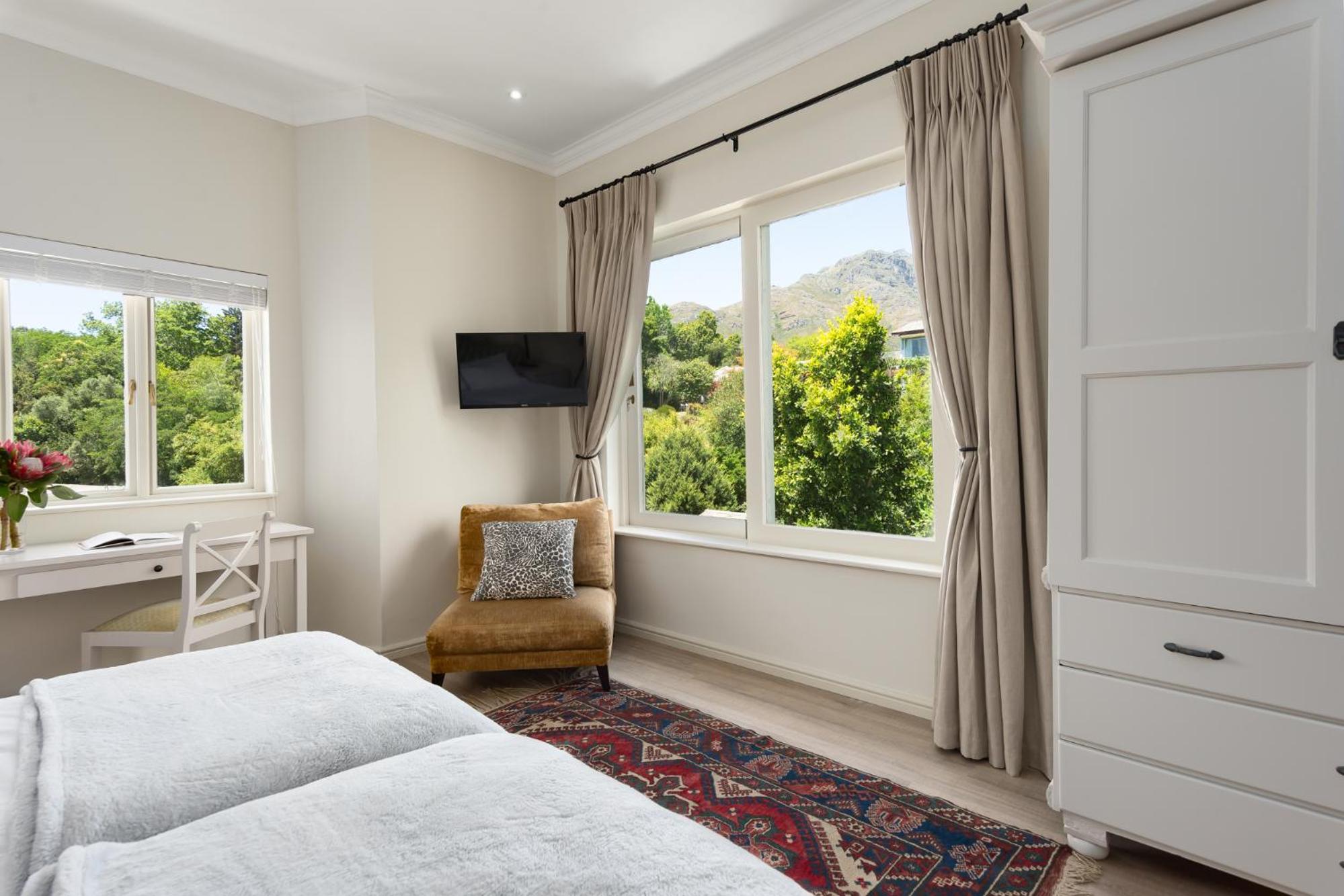 Double Room (Partial Mountain View) photo 2