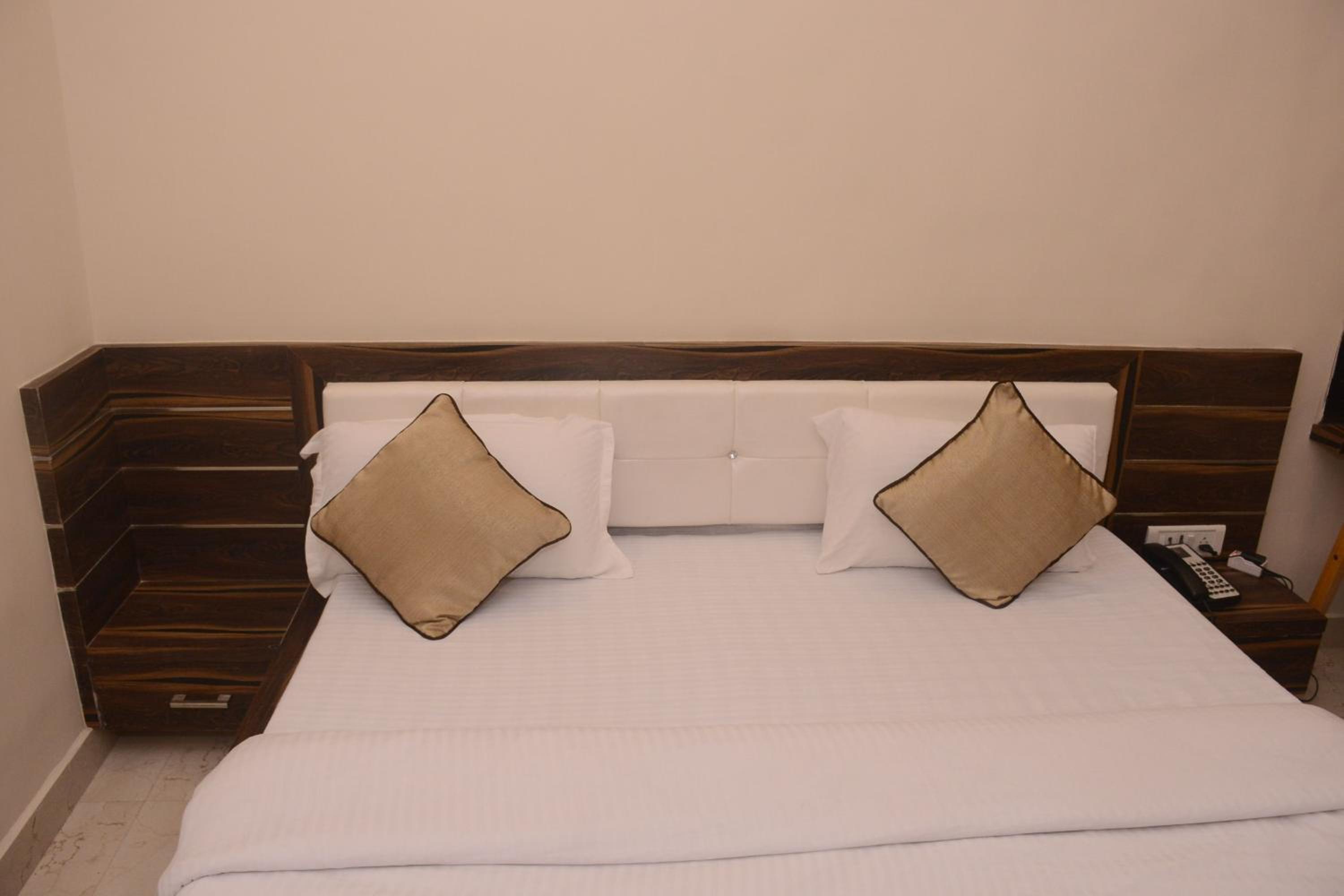 Deluxe Room - Photo 6