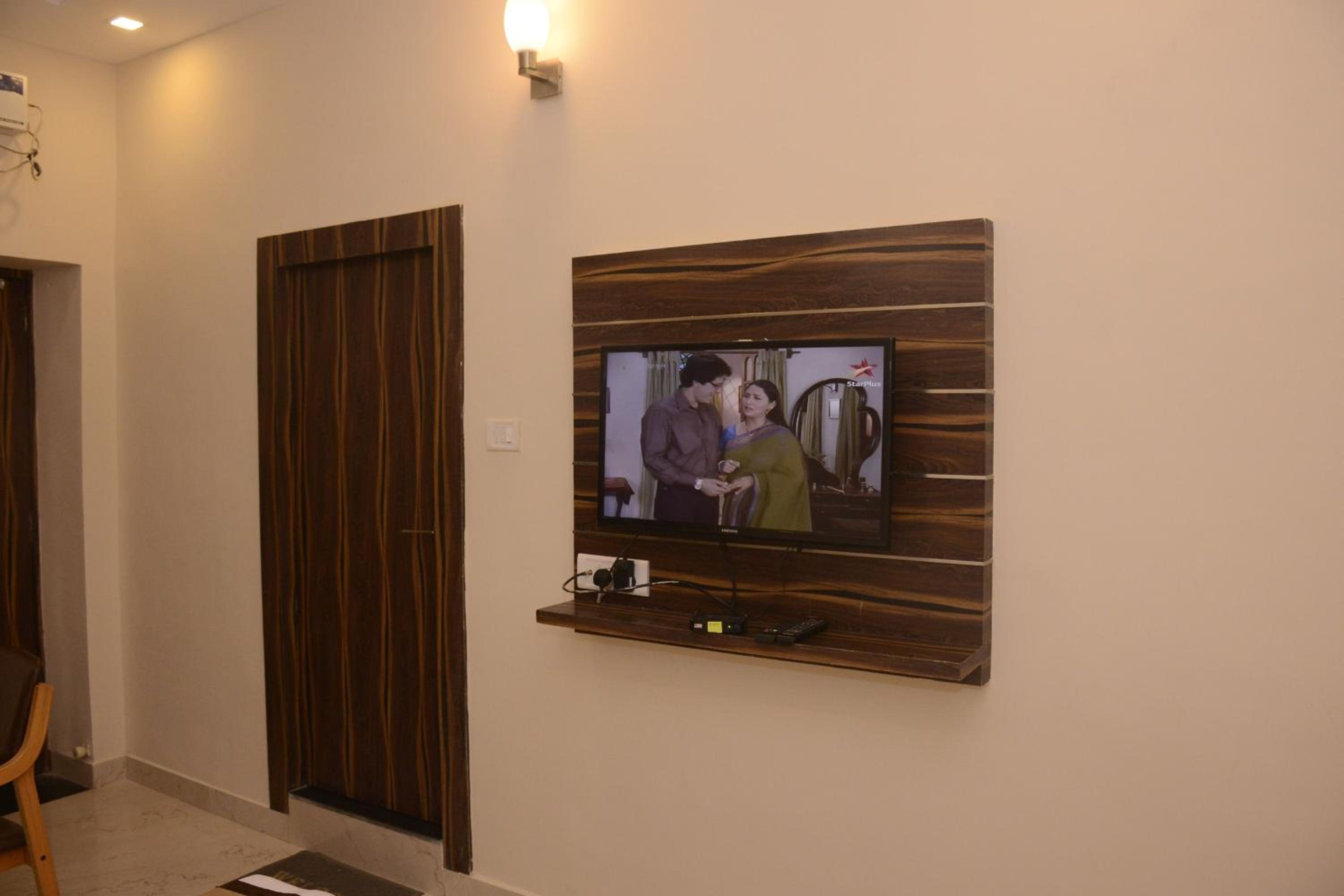 Deluxe Room - Photo 5