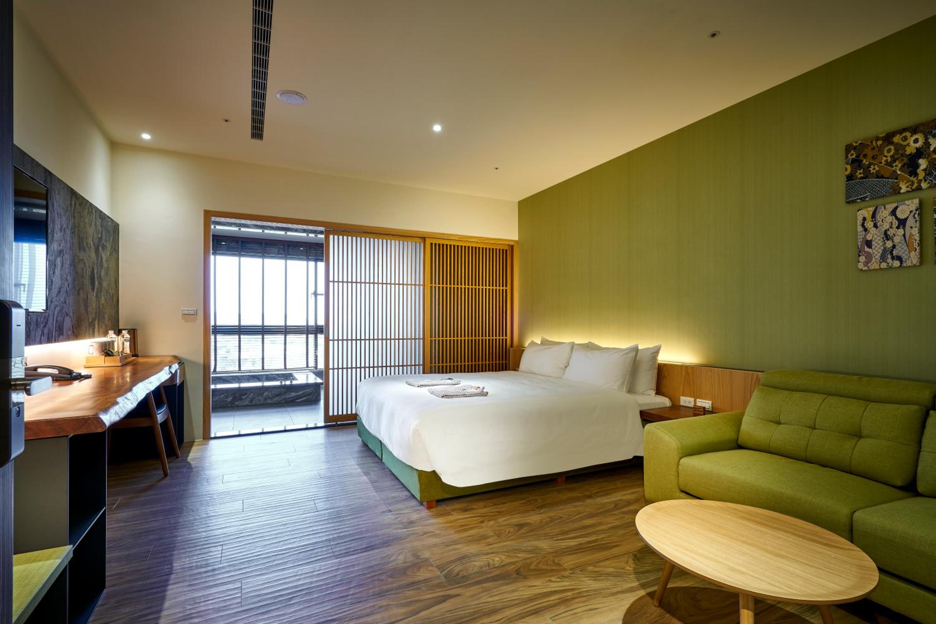 Deluxe Queen Room