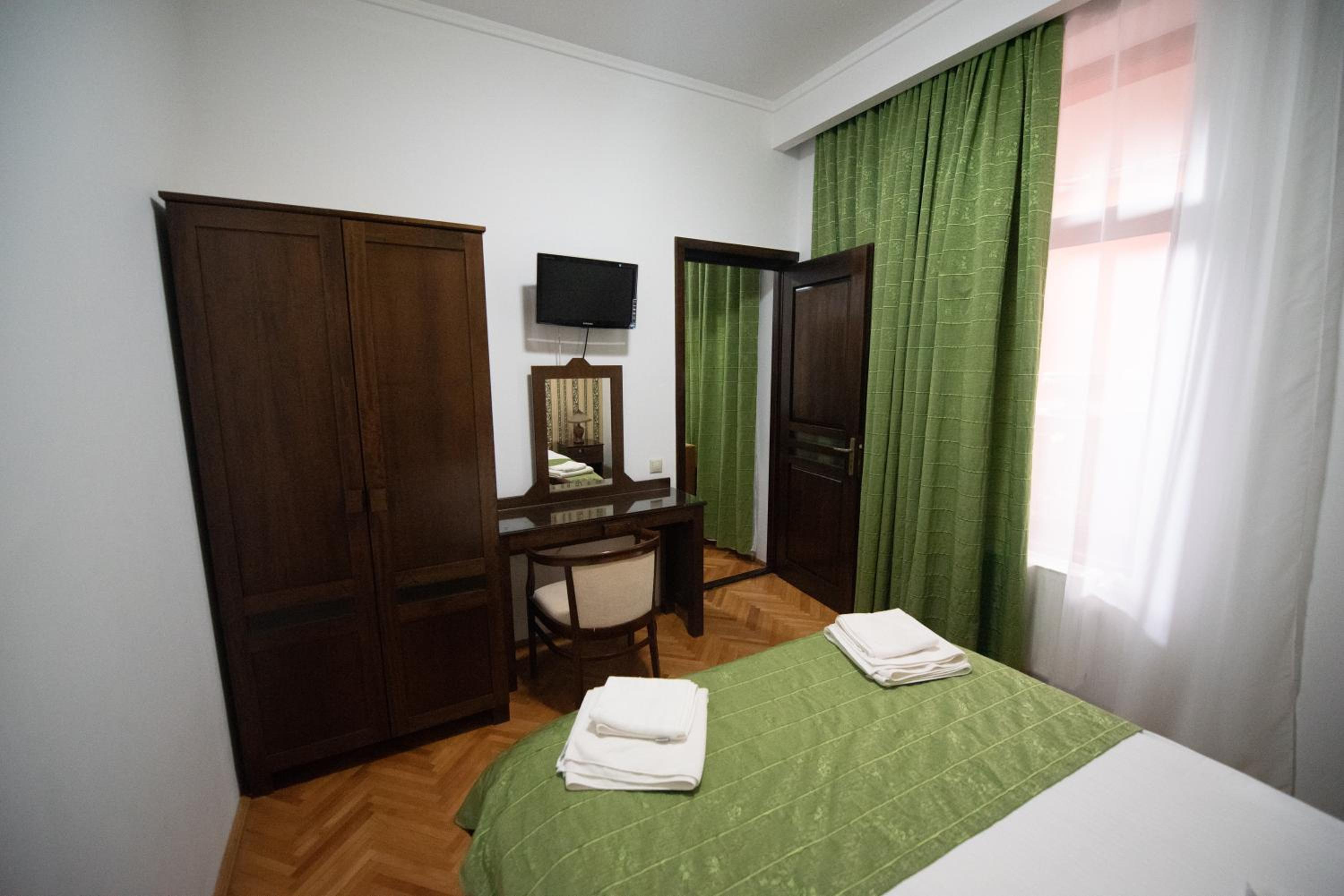 Suite - Photo 10