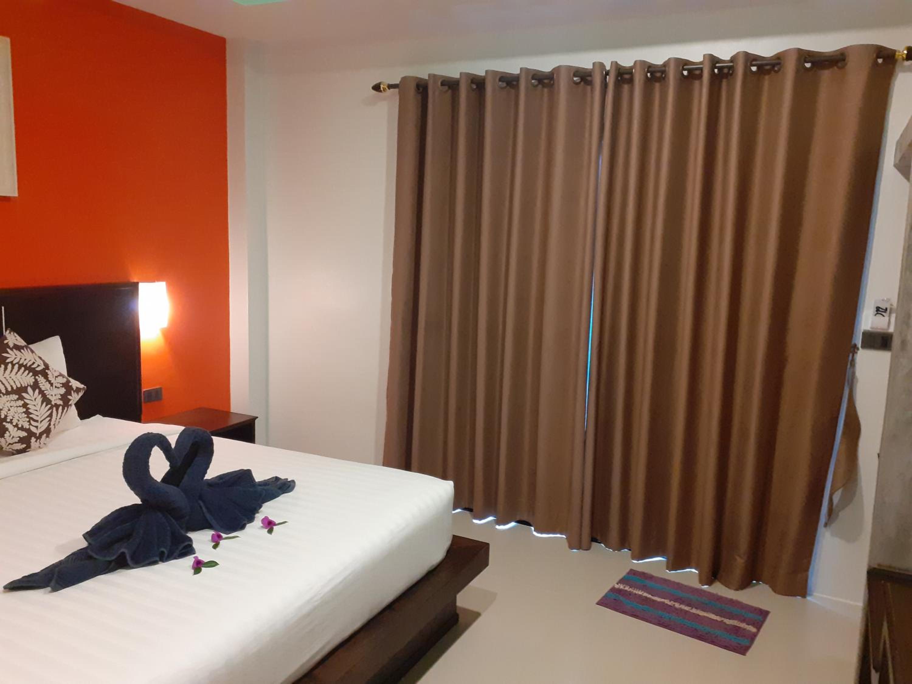 Deluxe King Room - Photo 15