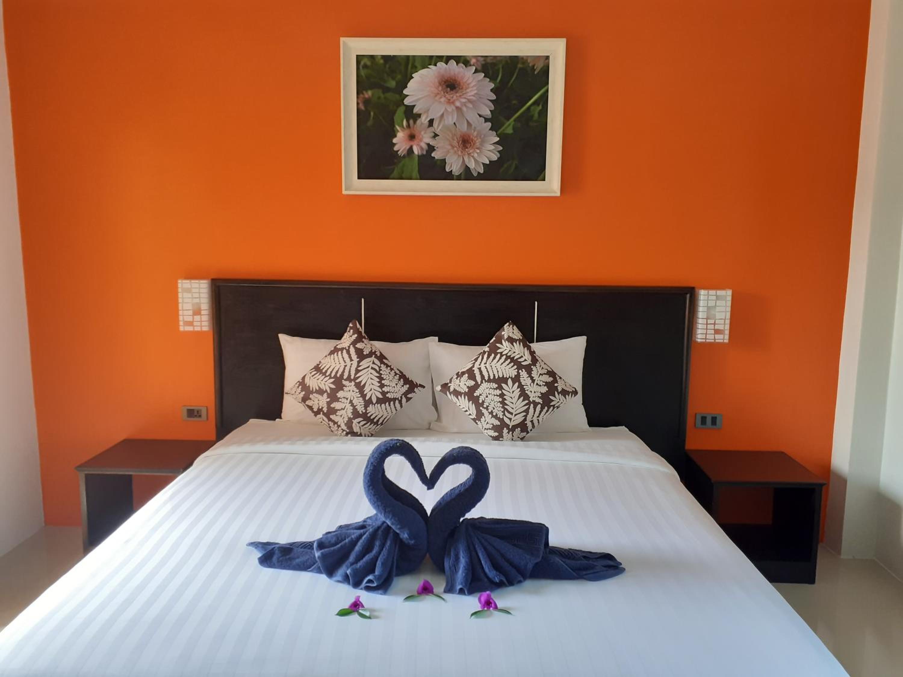 Deluxe King Room - Photo 14