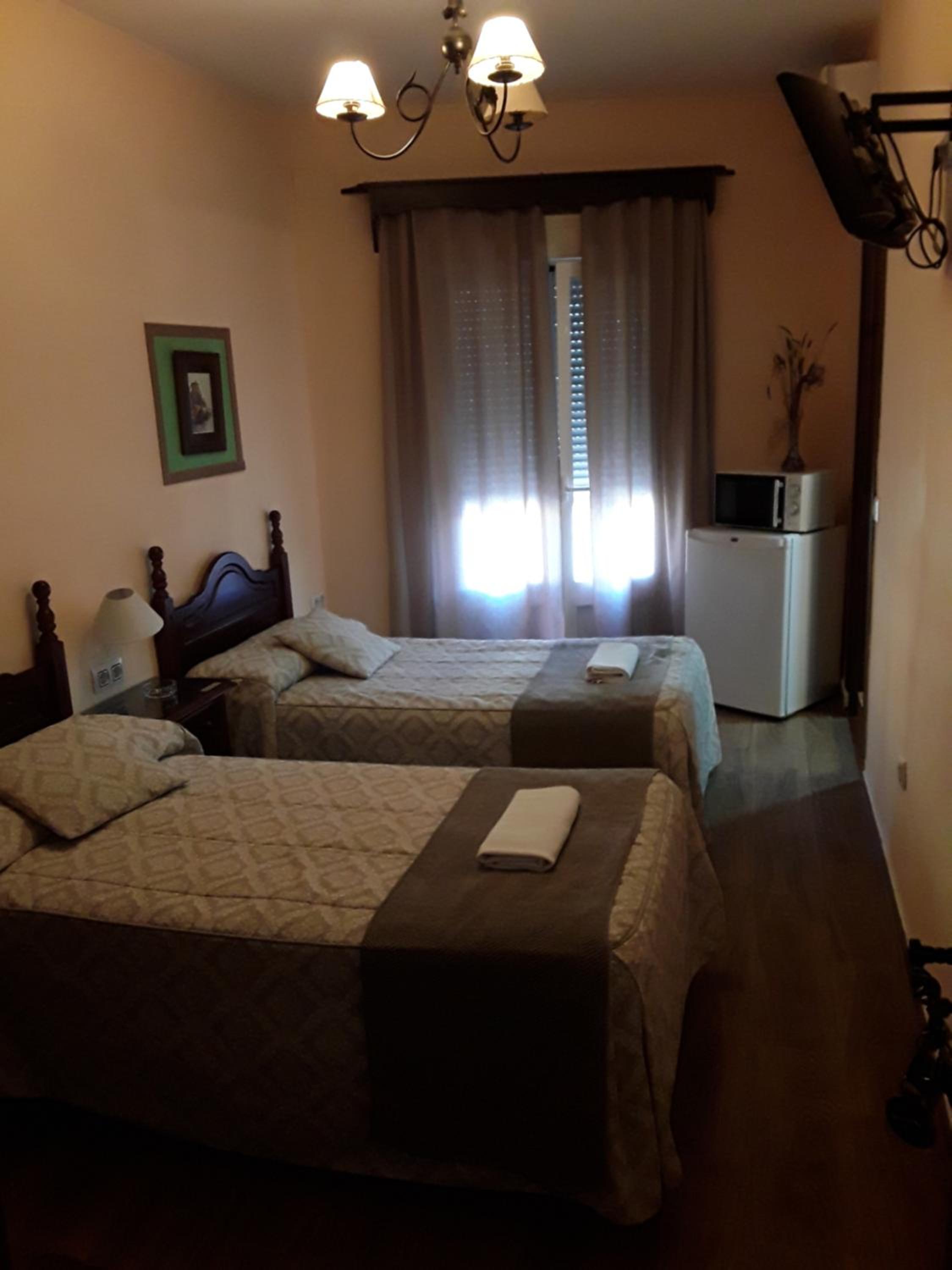 Twin Room with Private Bathroom - Photo 9