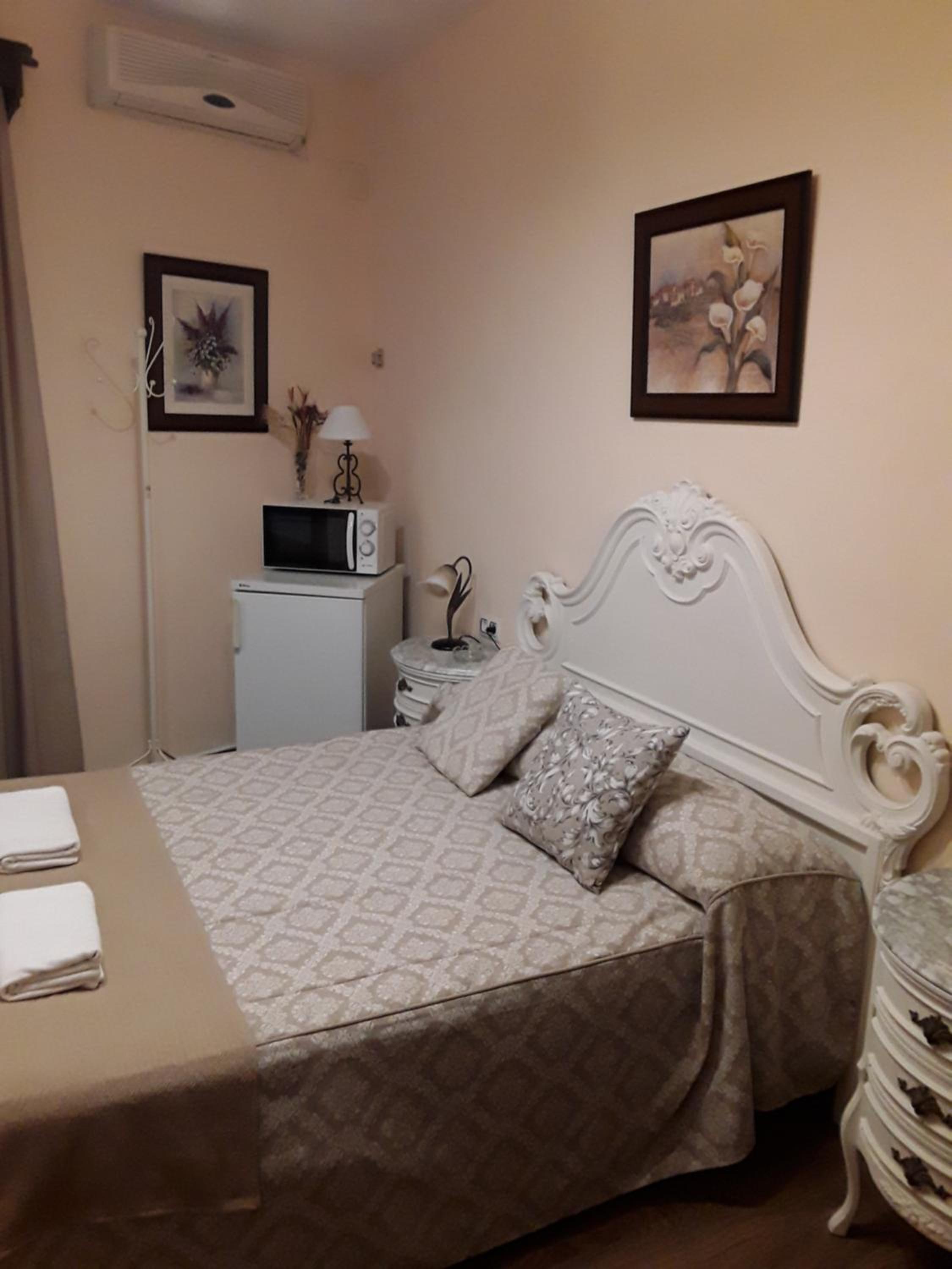Double Room with Private Bathroom - Photo 1