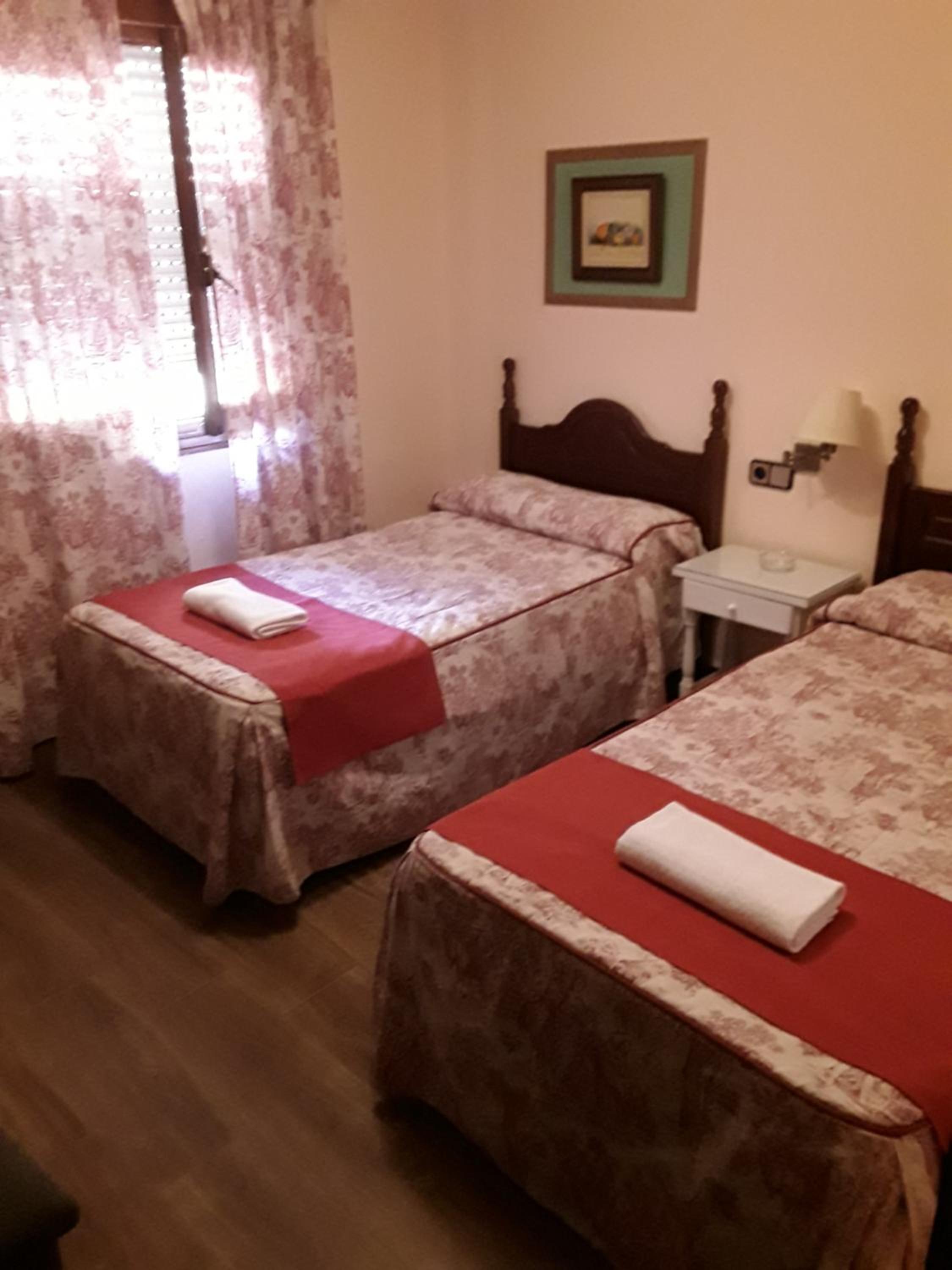 Twin Room with Private Bathroom - Photo 6