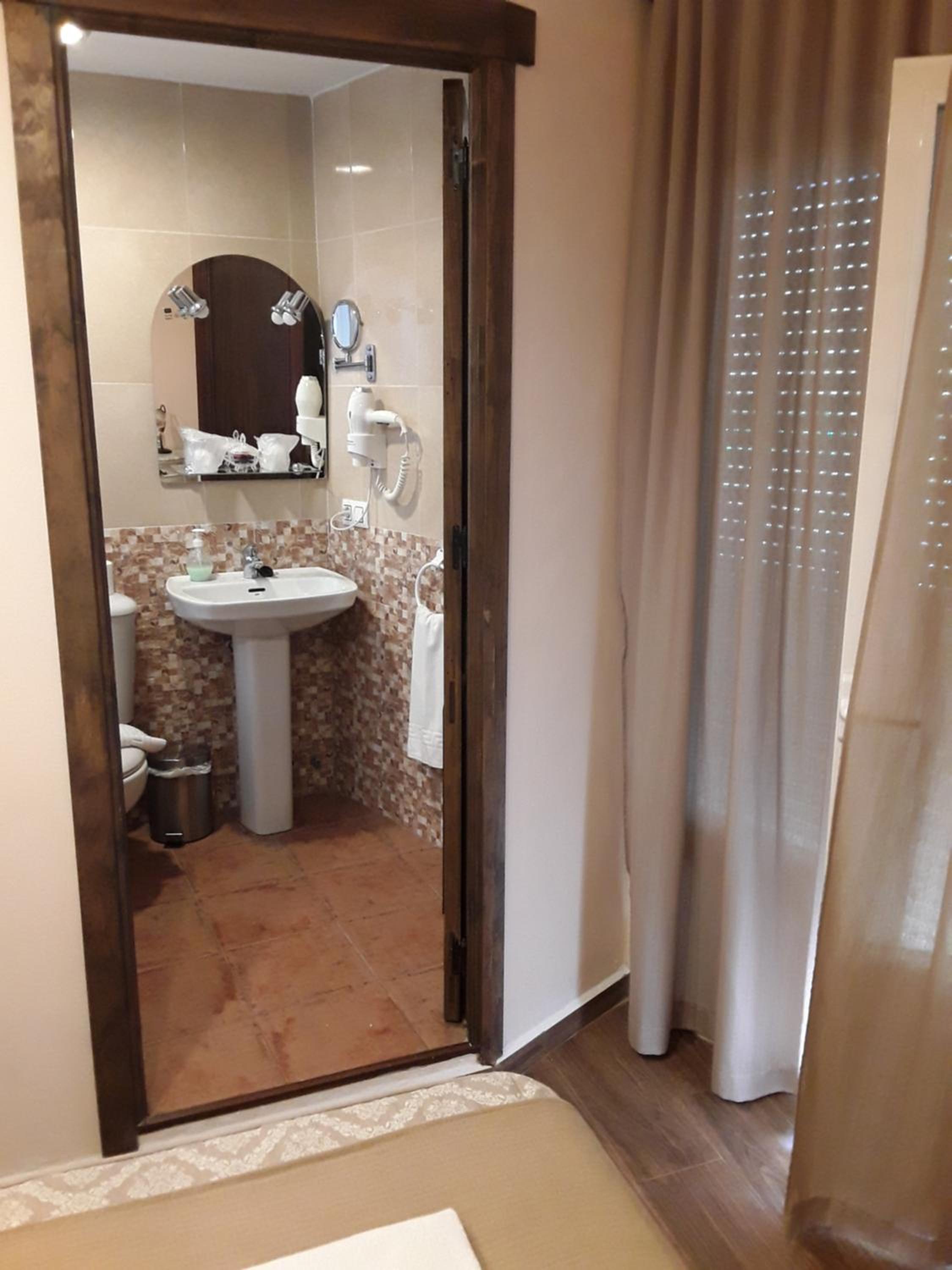 Double Room with Private Bathroom - Photo 6