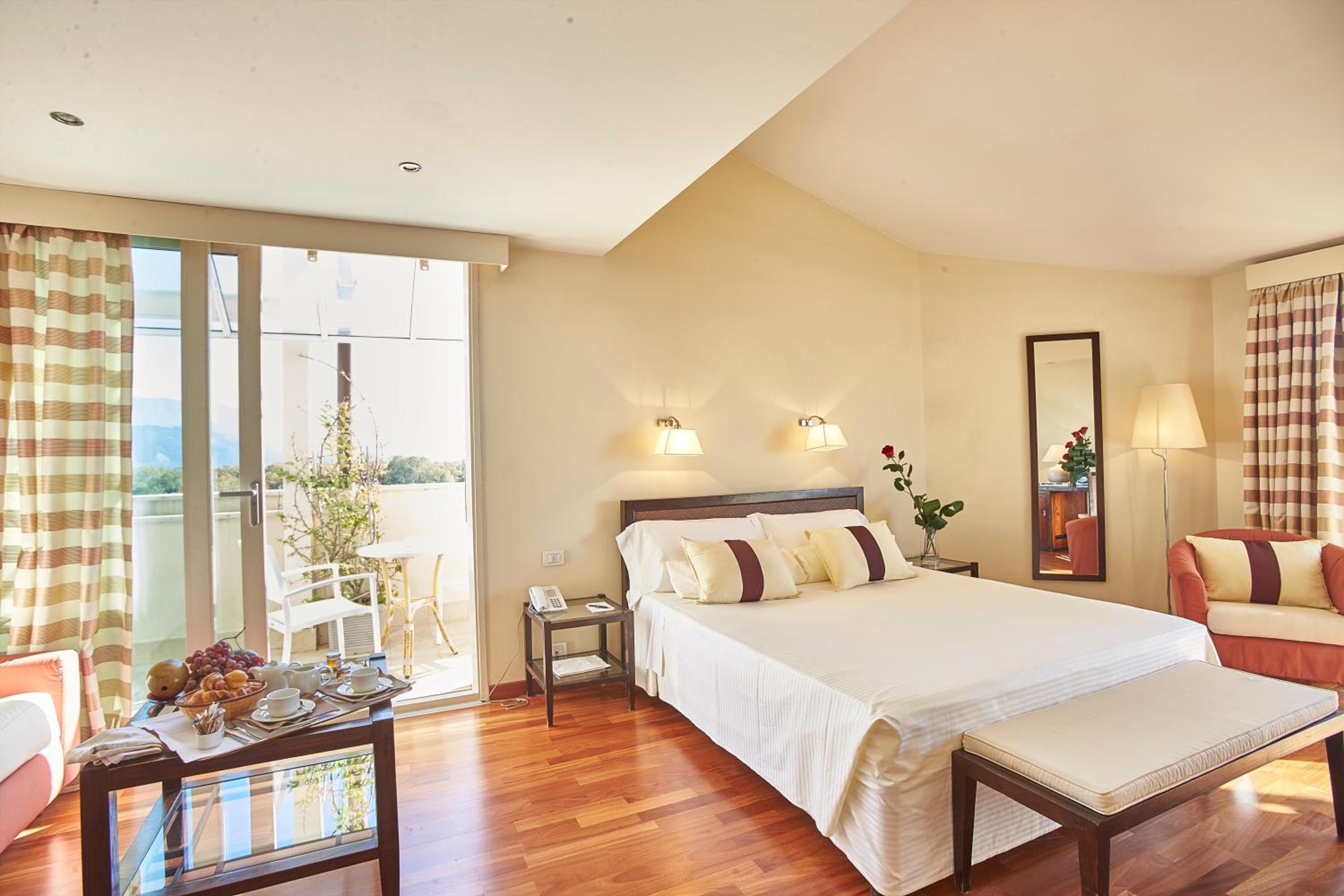 Junior Suite with Balcony - Photo 4
