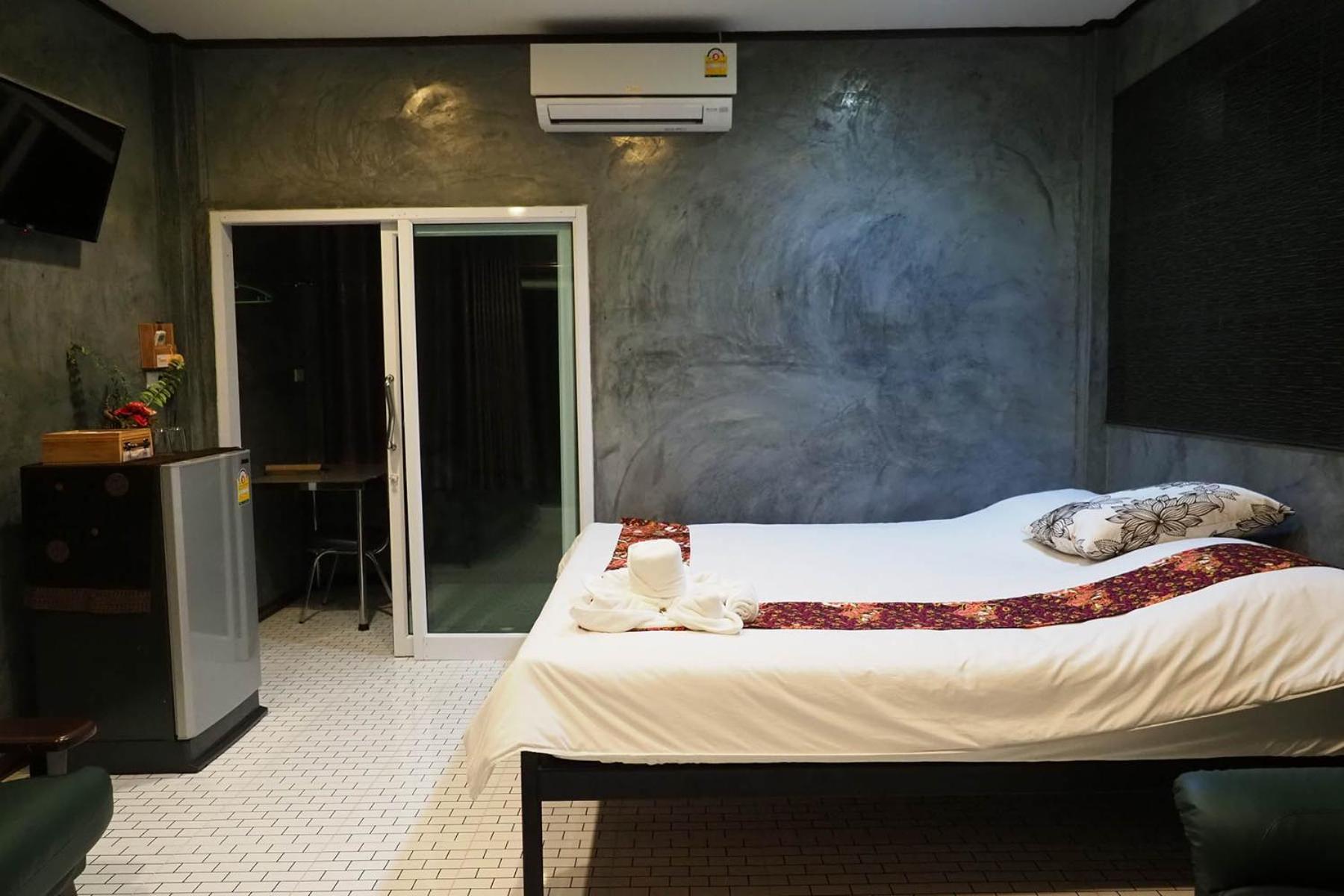 Deluxe Double Room With Balcony - Photo 8