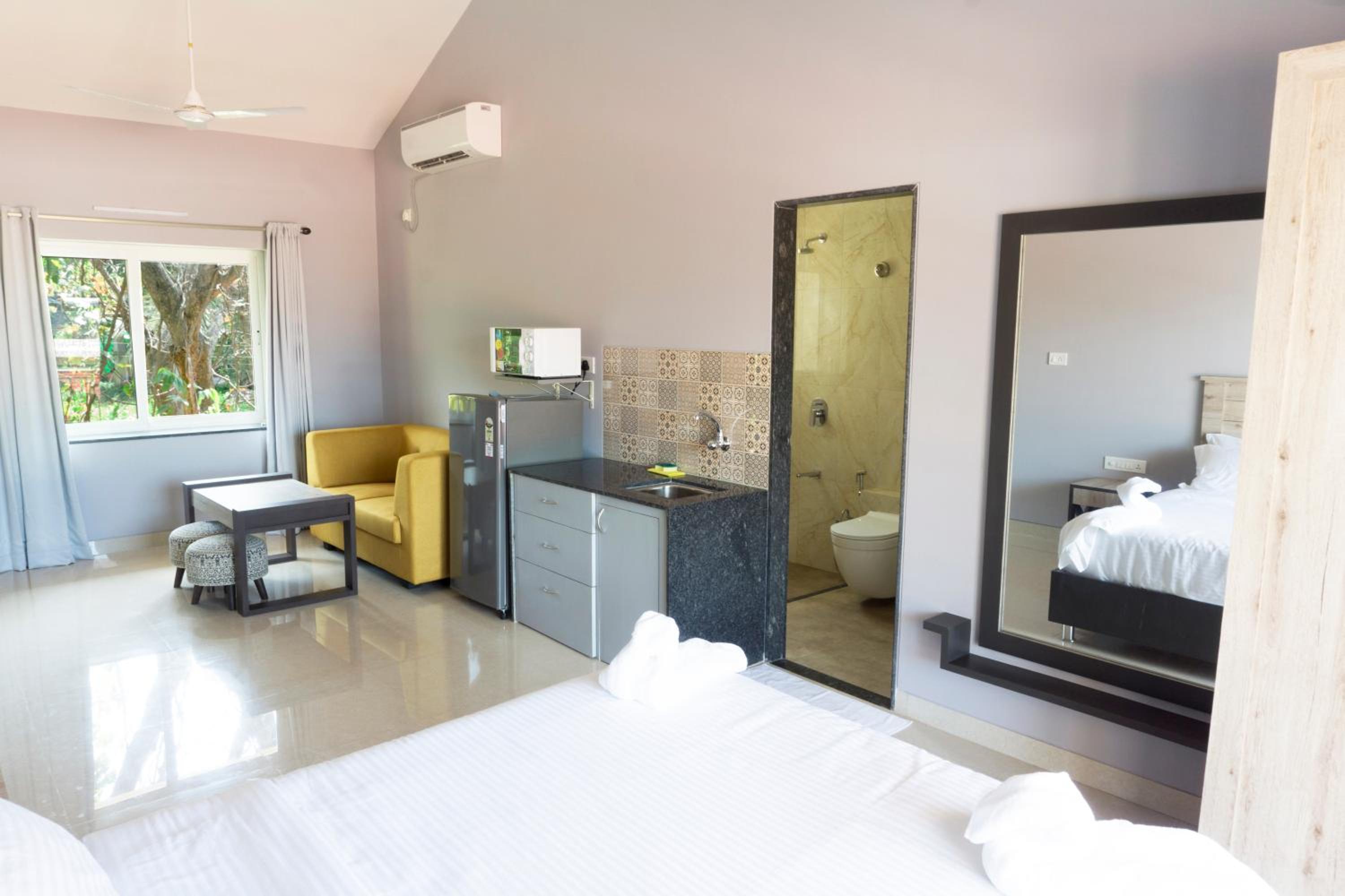 Deluxe King Room - Photo 3