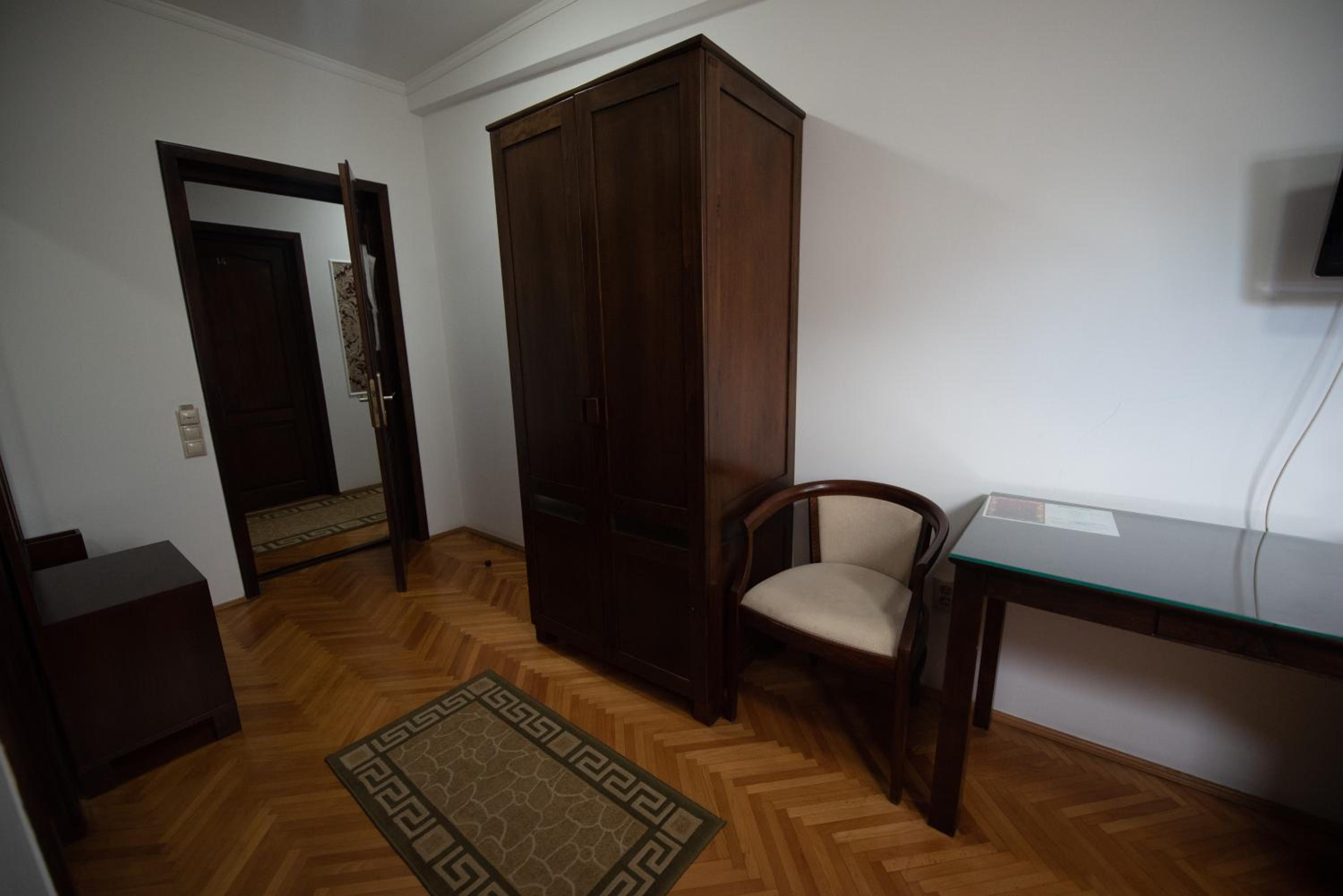 Double or Twin Room - Photo 4