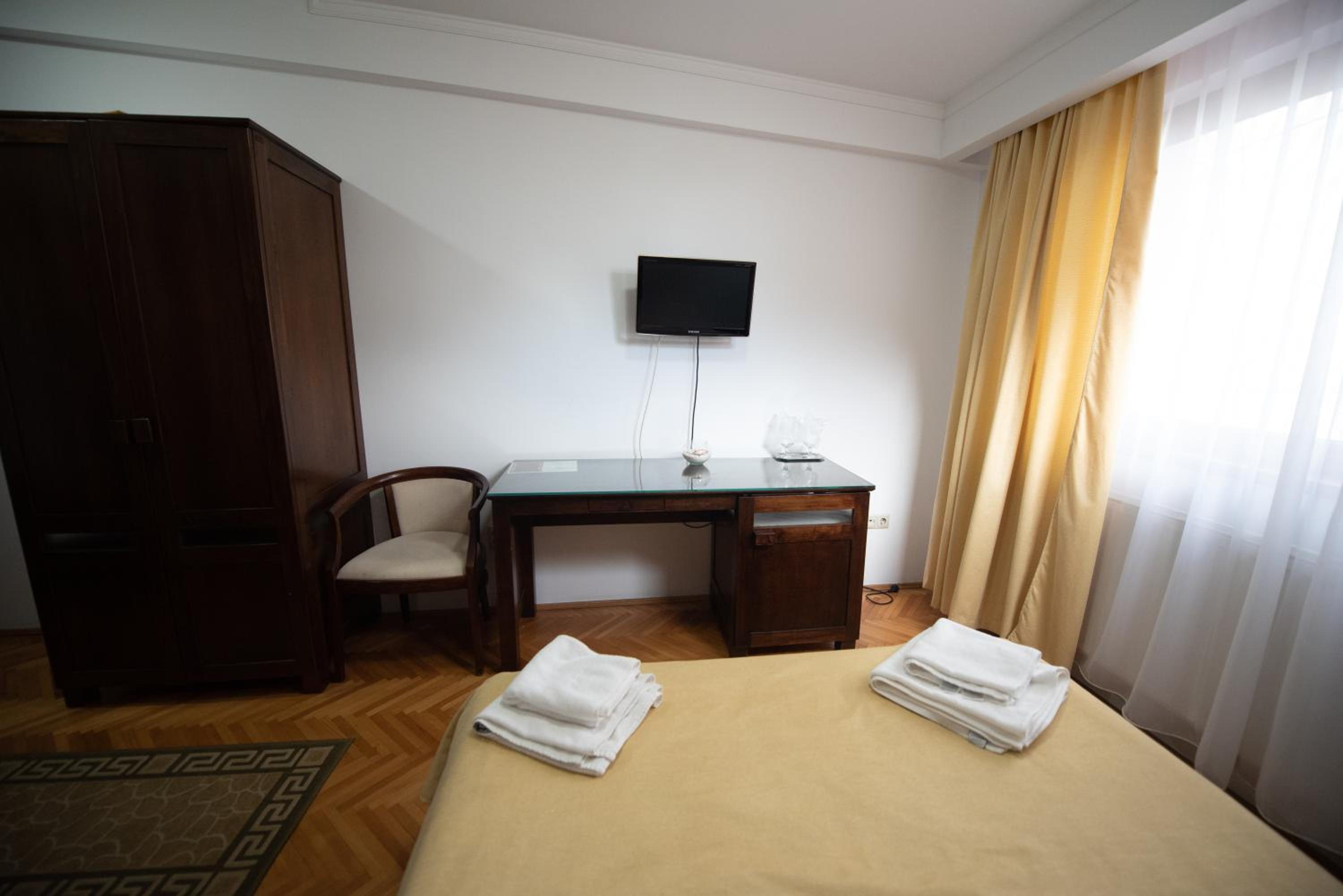 Double or Twin Room - Photo 5