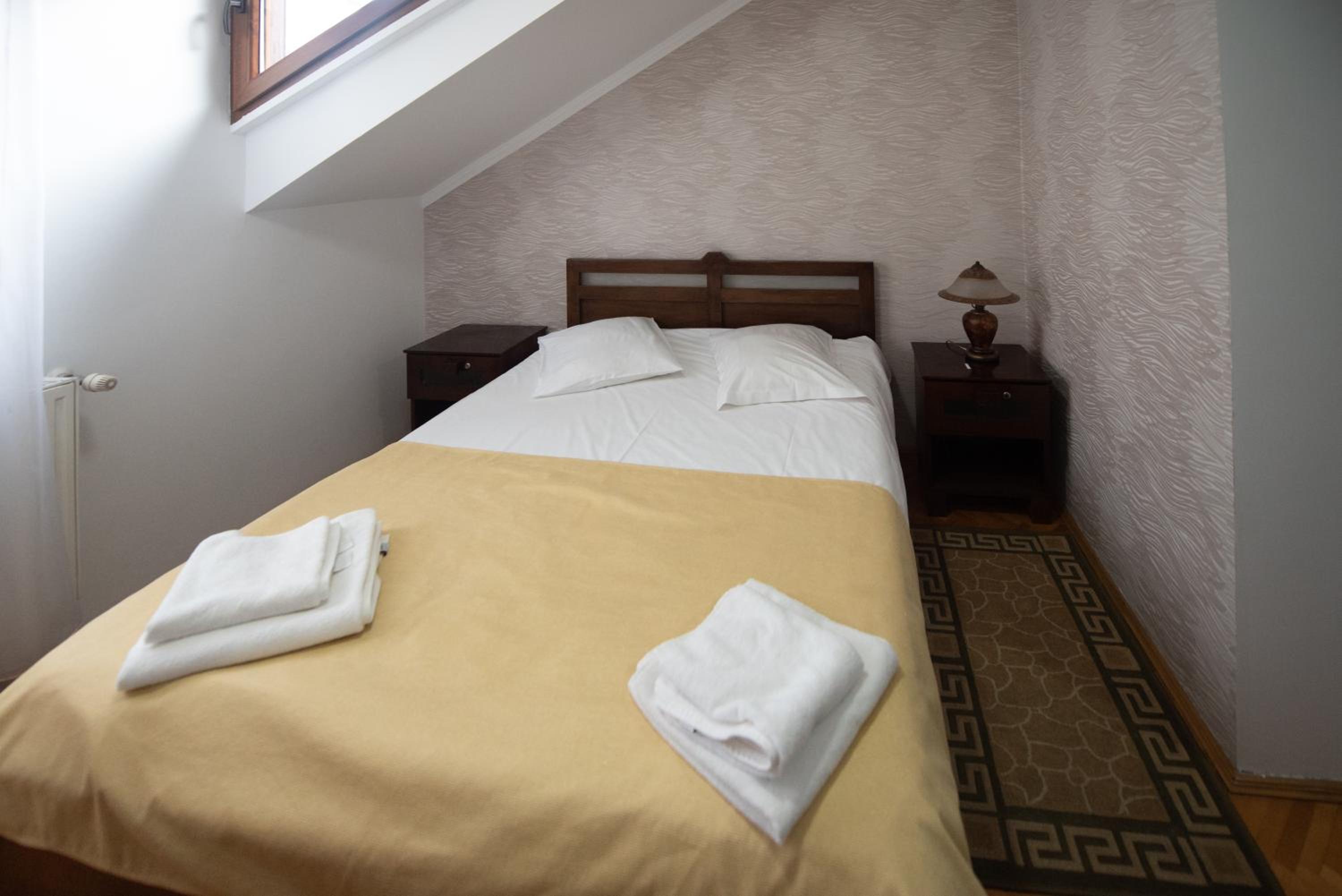 Double or Twin Room - Photo 6