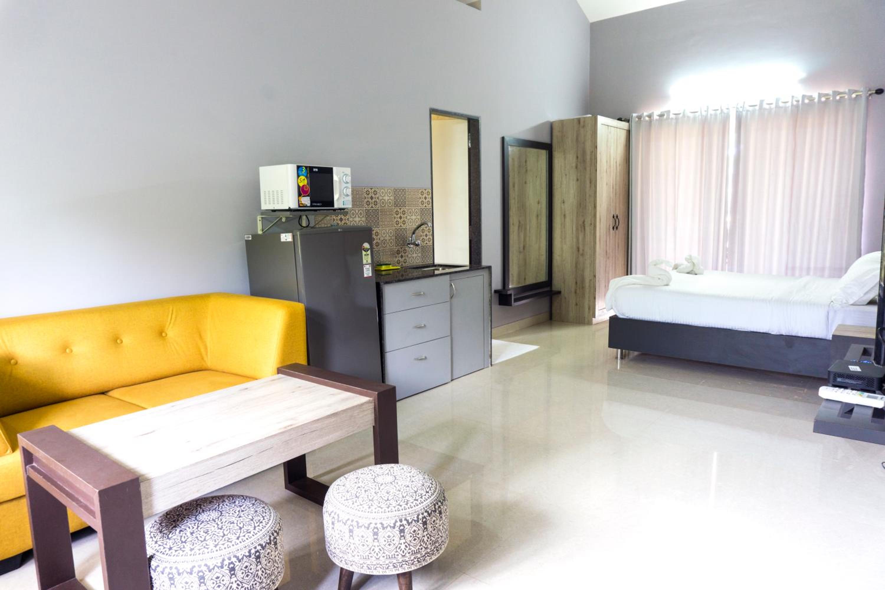 Deluxe King Room - Photo 2