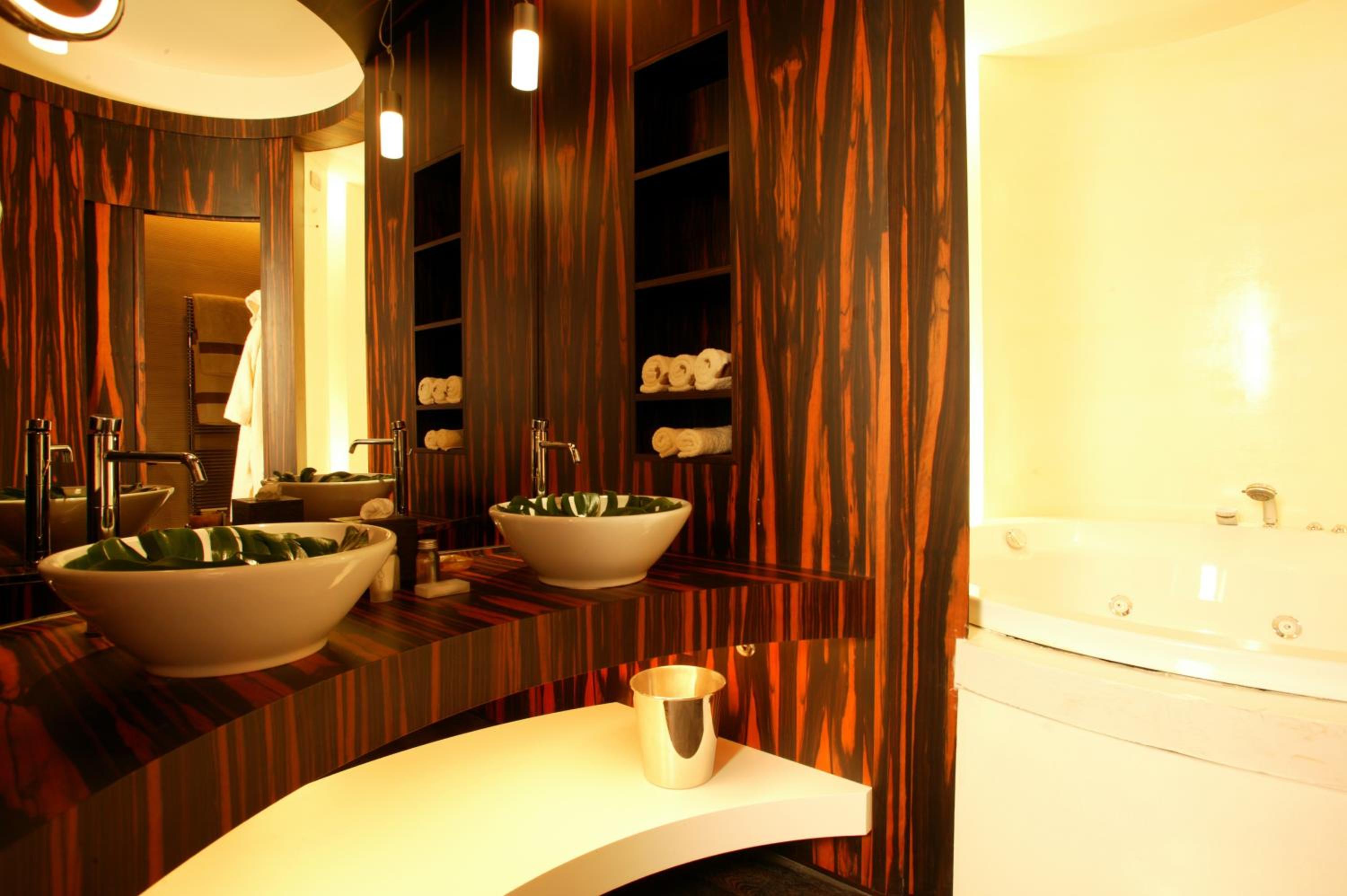 Deluxe Double Room with Gallery View thumbnail 5