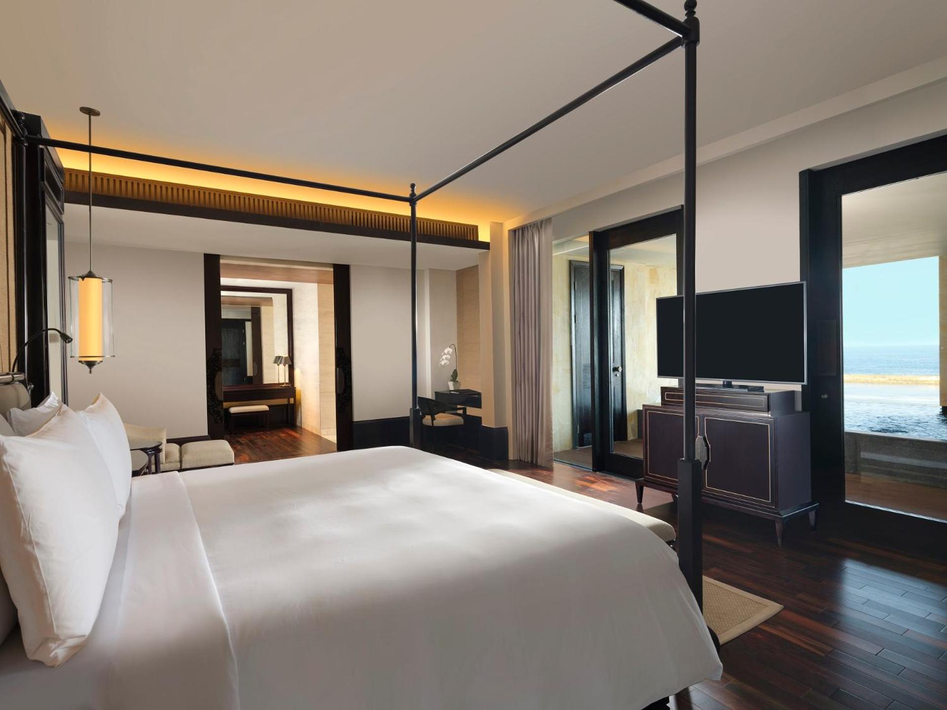 Oceanfront Prestige Suite photo 2