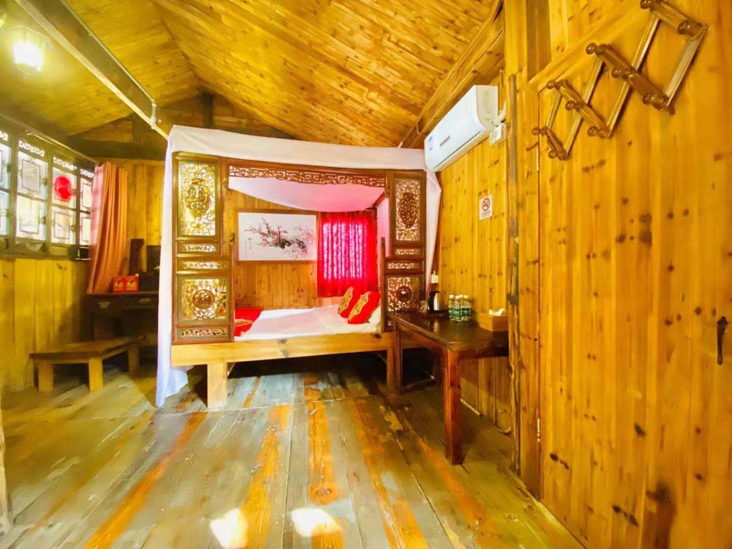 Deluxe Queen Room- (free pick-up from Huangshan North Railway Station and Huangshan Tunxi Airport + afternoon tea) photo 1