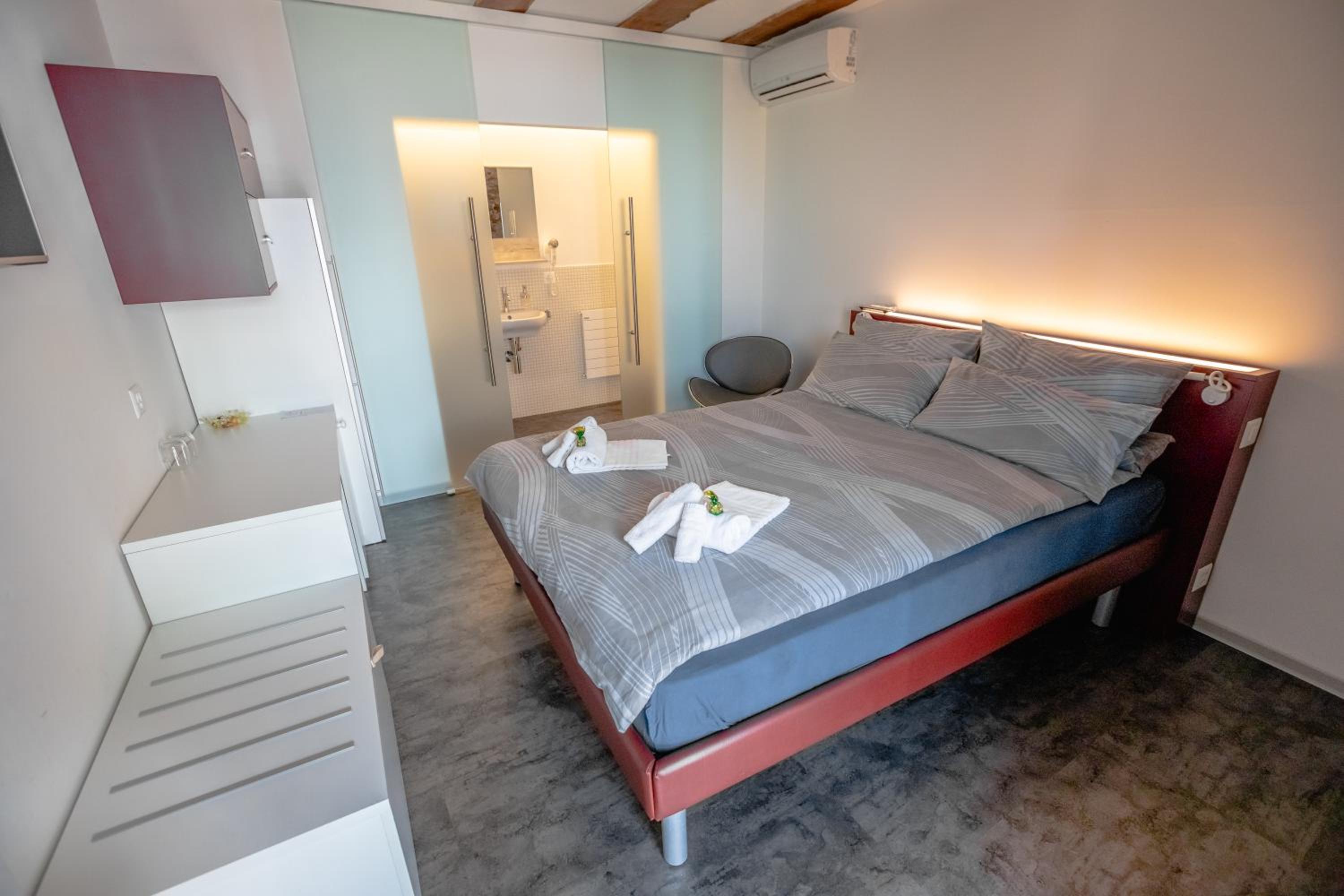 Economy Double Room photo 2